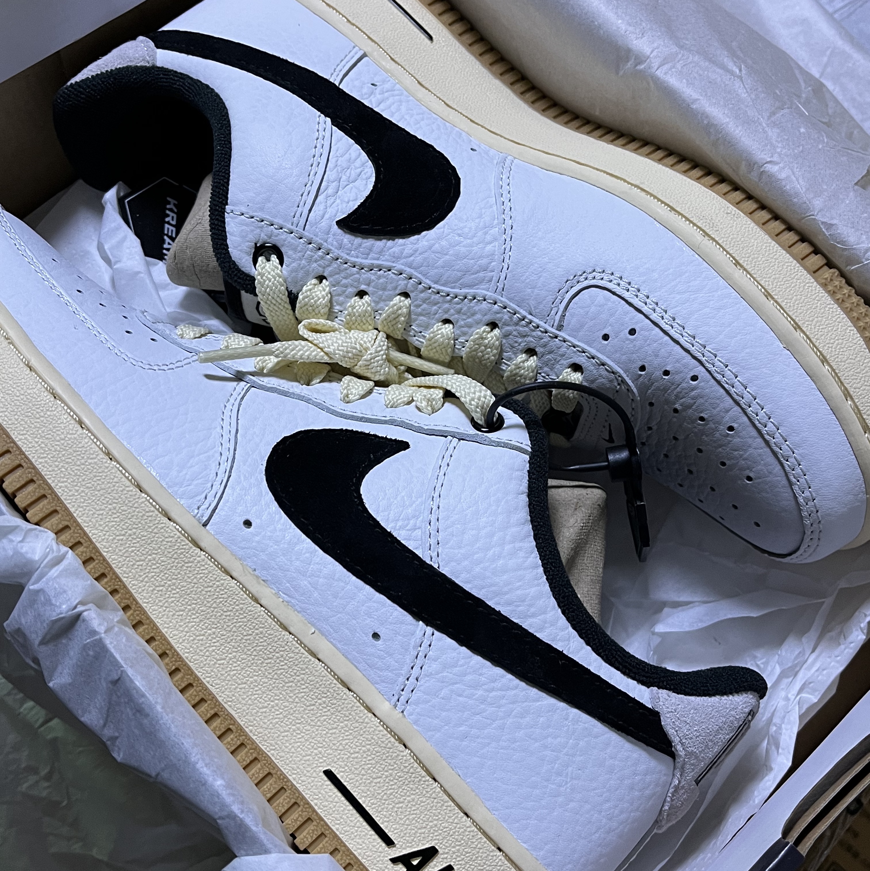 (W) Nike Air Force 1 '07 LX Black and Summit White 착용 스타일