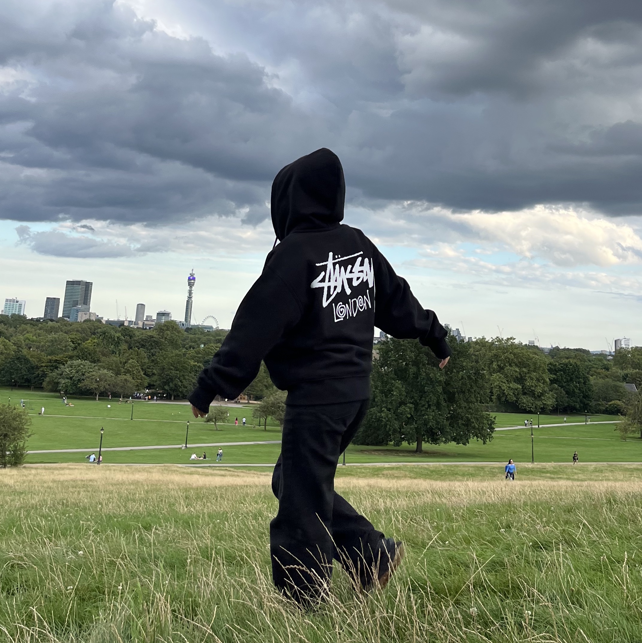 Stussy Stock London Zip Hoodie Black, Nike x Sacai VaporWaffle Black and Gum 착용 스타일 - 2