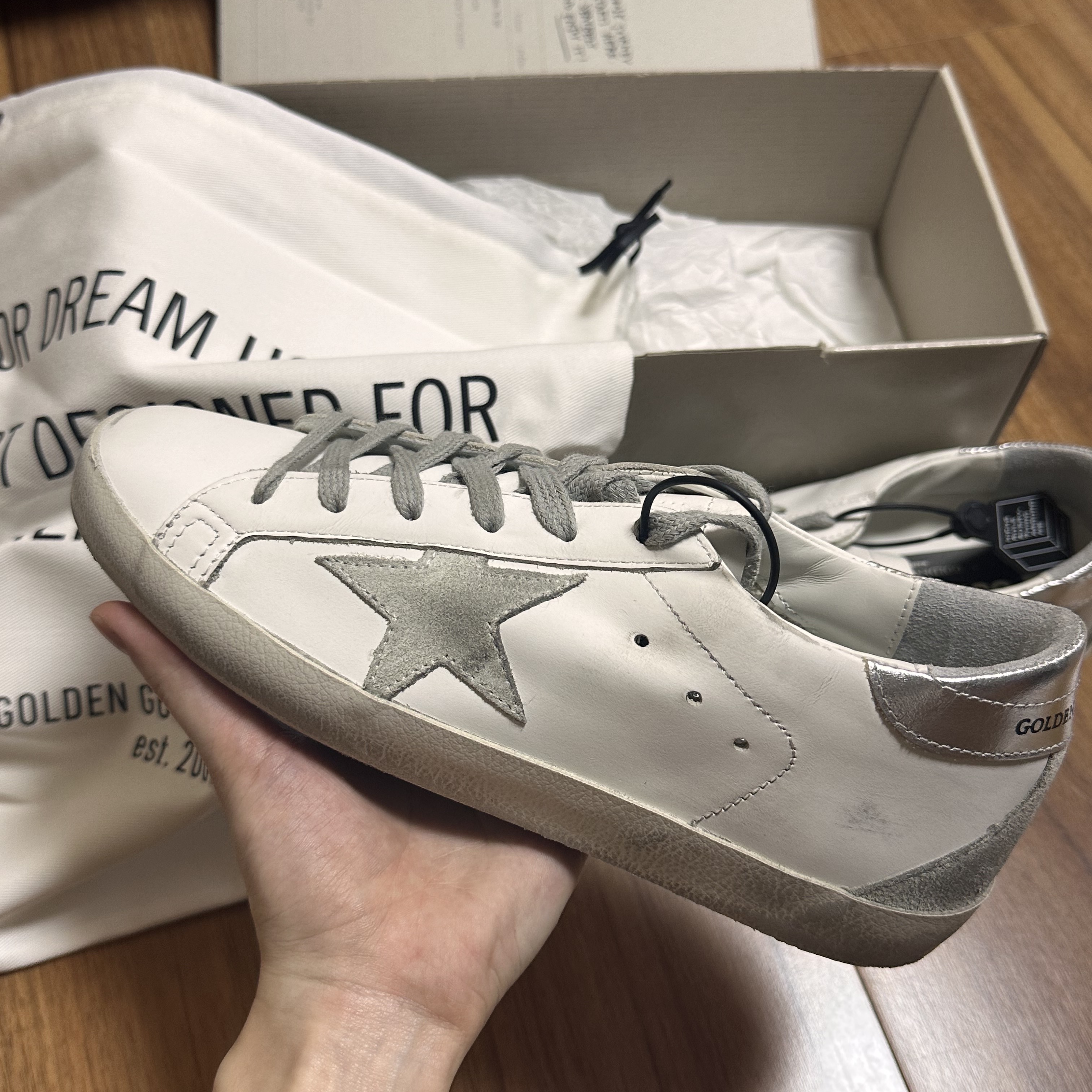 (W) Golden Goose Superstar White Silver Heel Tab Sneakers 착용 스타일 - 3