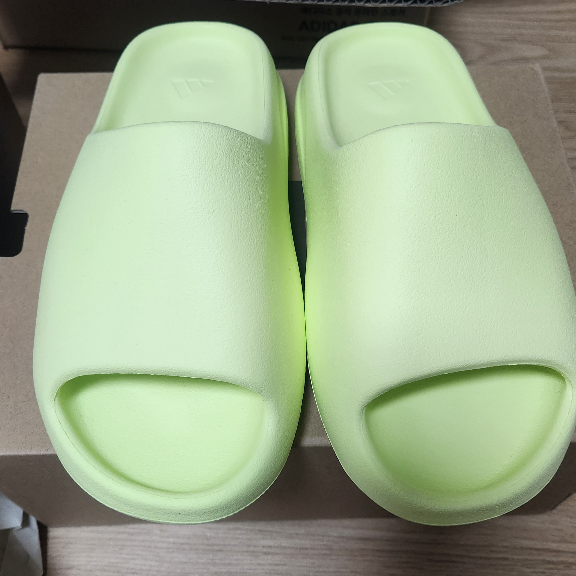 Adidas Yeezy Slide Glow Green 2022/2023 착용 스타일 - 2