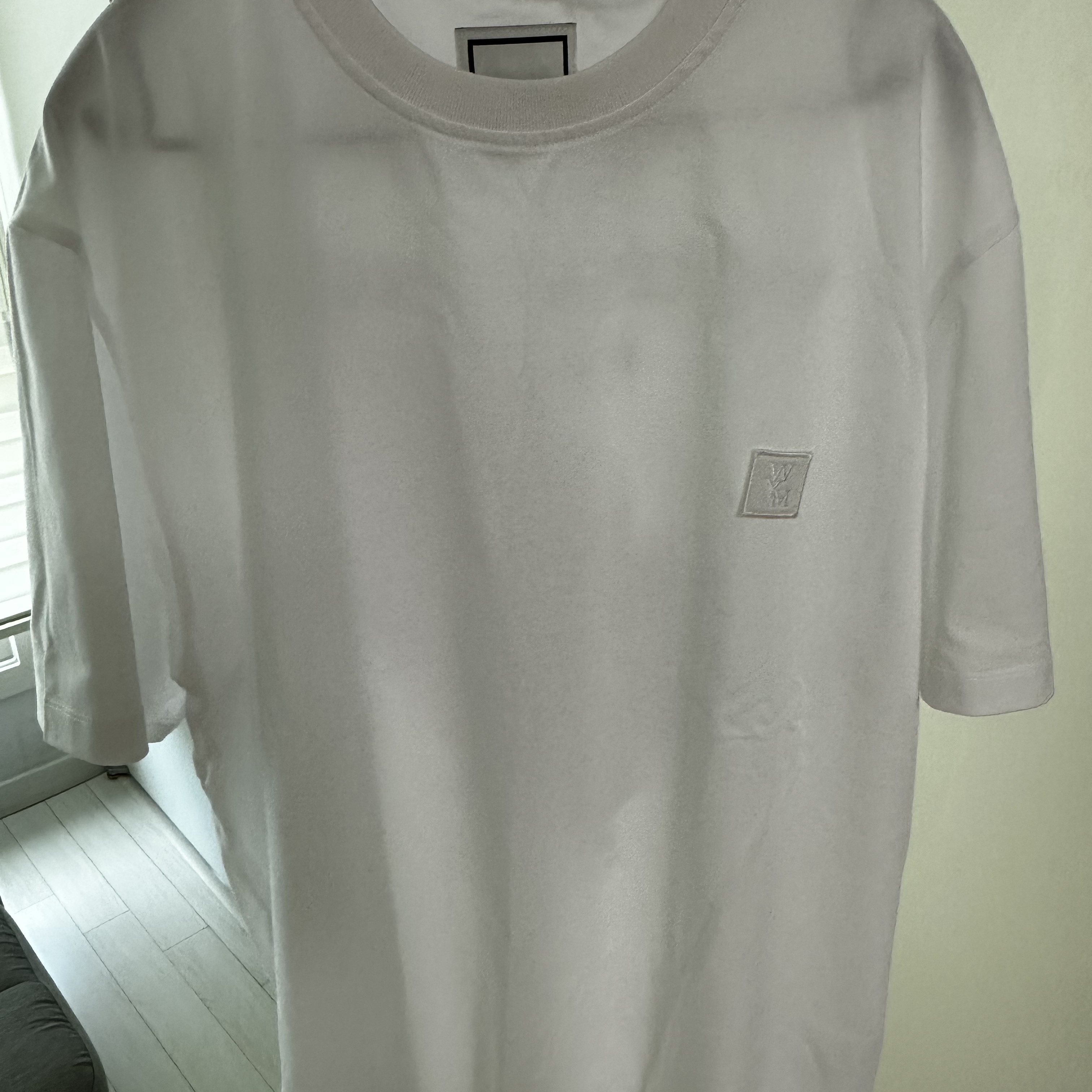 Wooyoungmi Feather Back Logo T-Shirt White - 23SS 착용 스타일 - 2