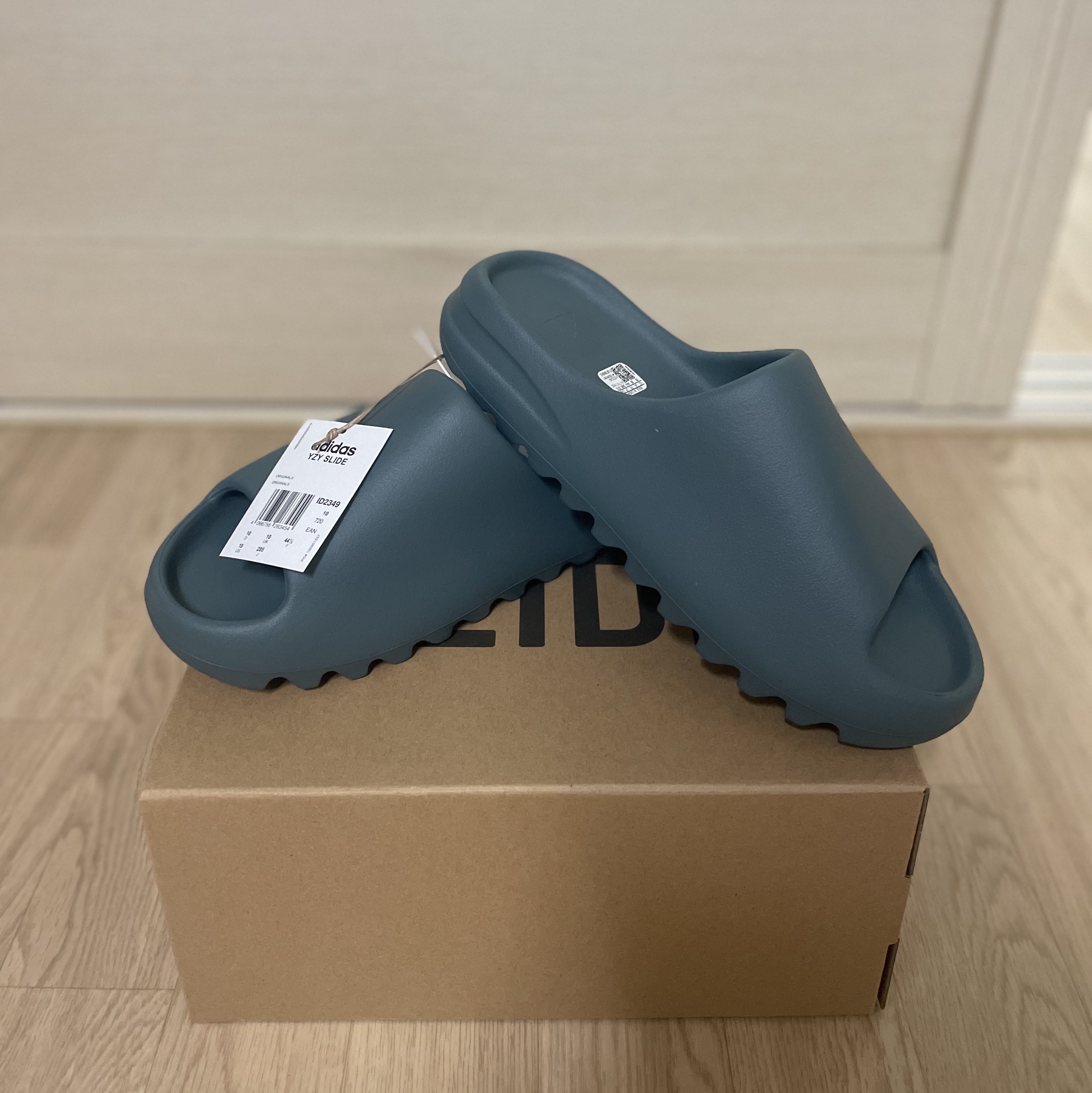 Adidas Yeezy Slide Slate Marine 착용 스타일 - 2