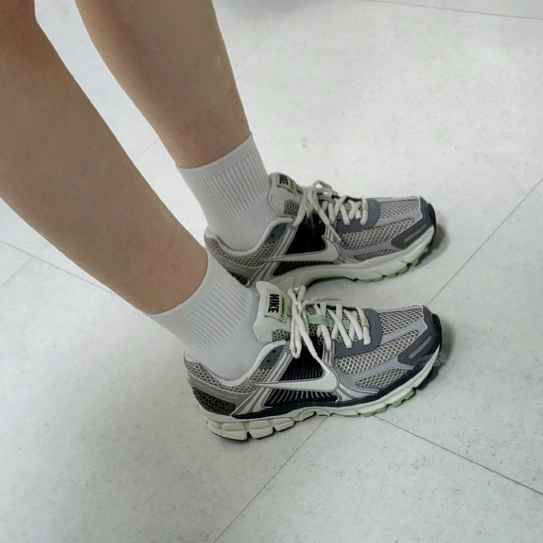 (W) Nike Zoom Vomero 5 Cobblestone and Flat Pewter 착용 스타일