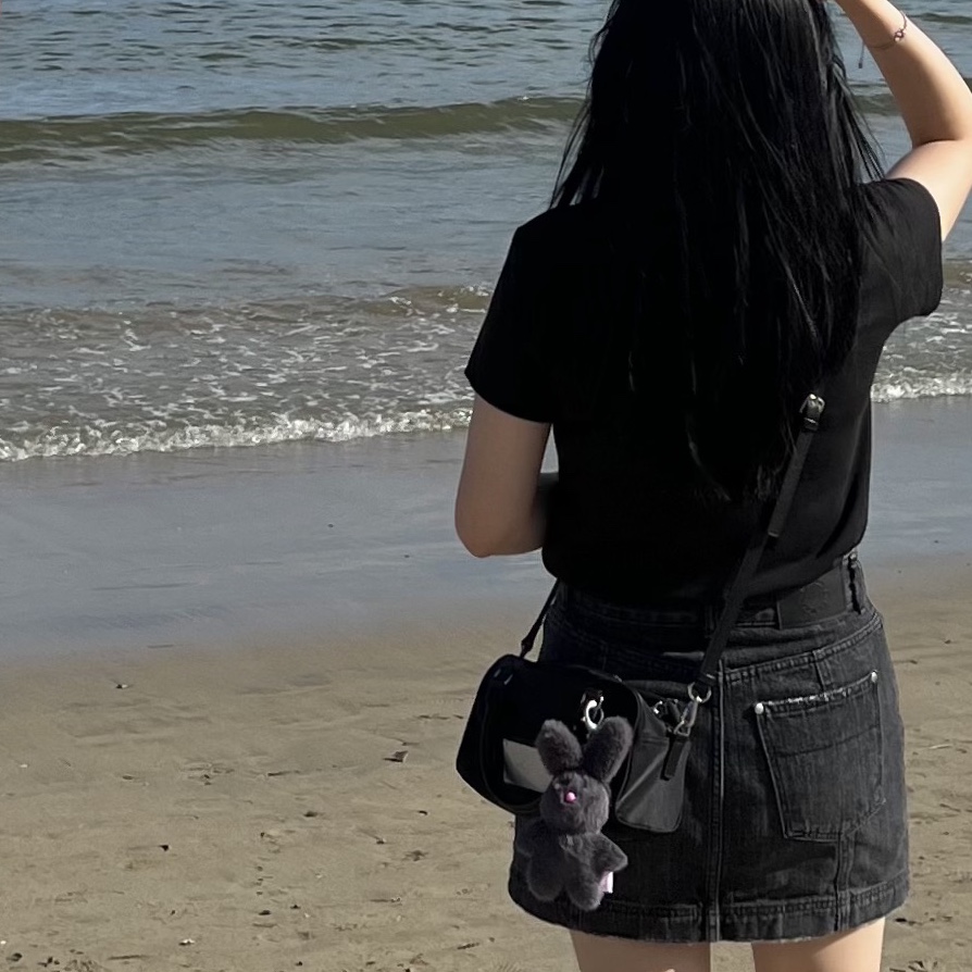 Matin Kim Baby Sporty Tote Bag Black, Matin Kim Heritage Logo Top Black 착용 스타일 - 1