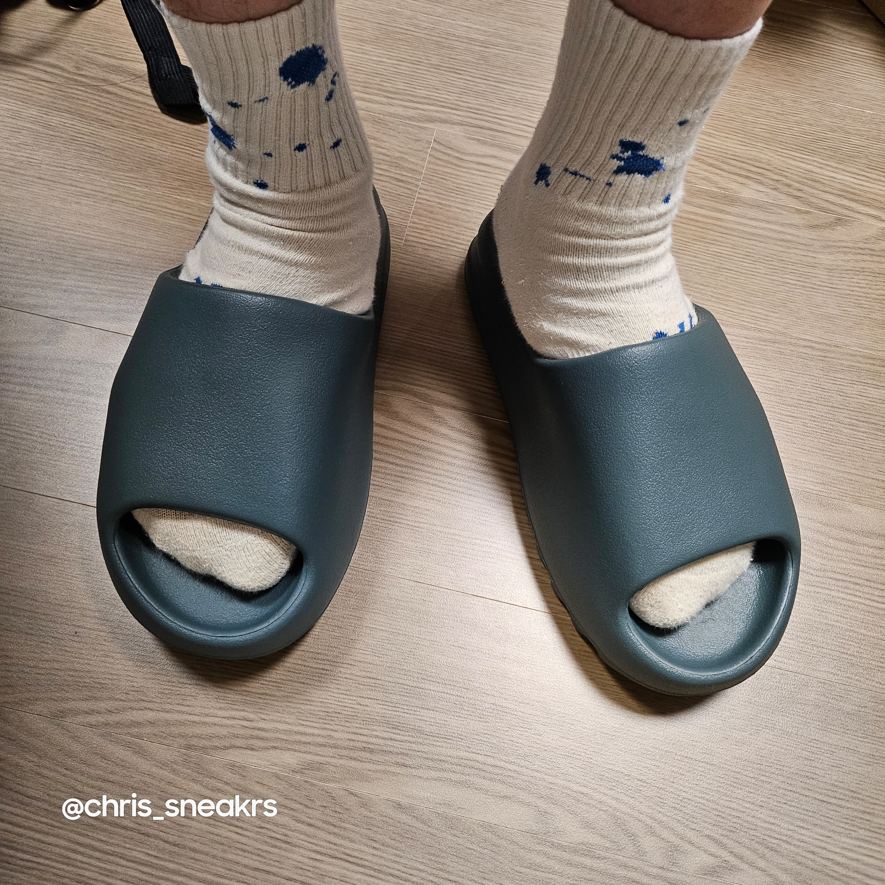 Adidas Yeezy Slide Slate Marine 착용 스타일 - 4