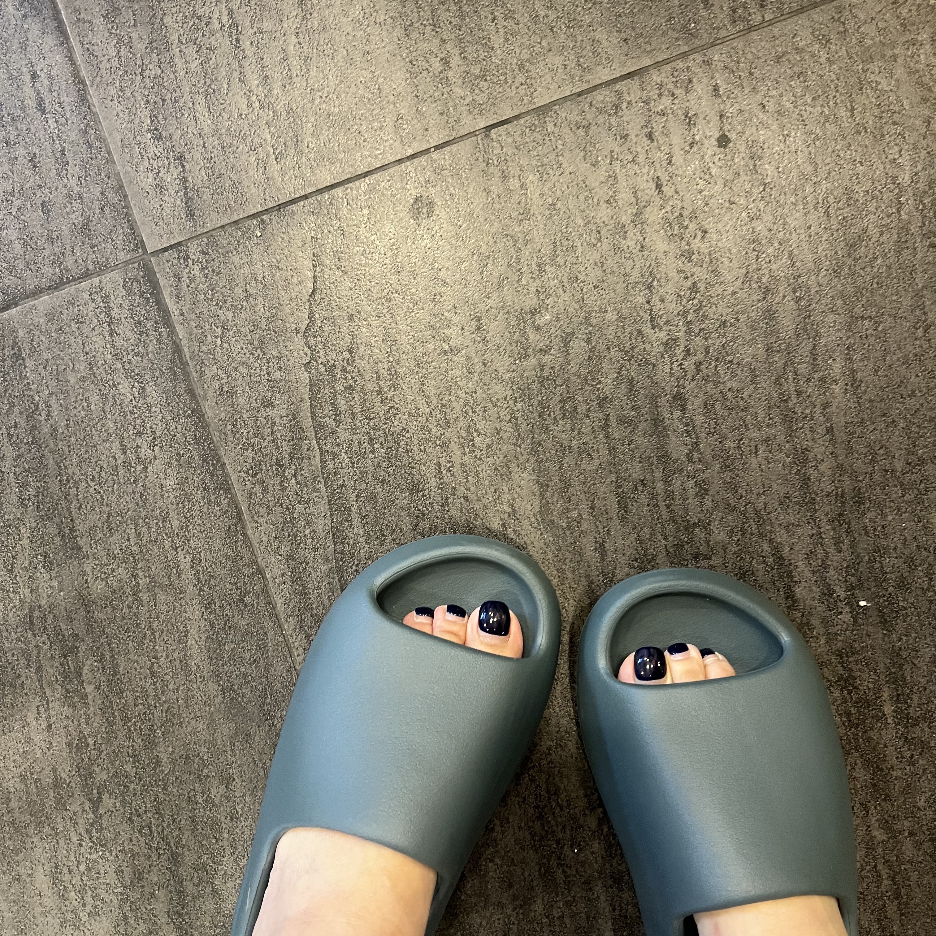 Adidas Yeezy Slide Slate Marine 착용 스타일