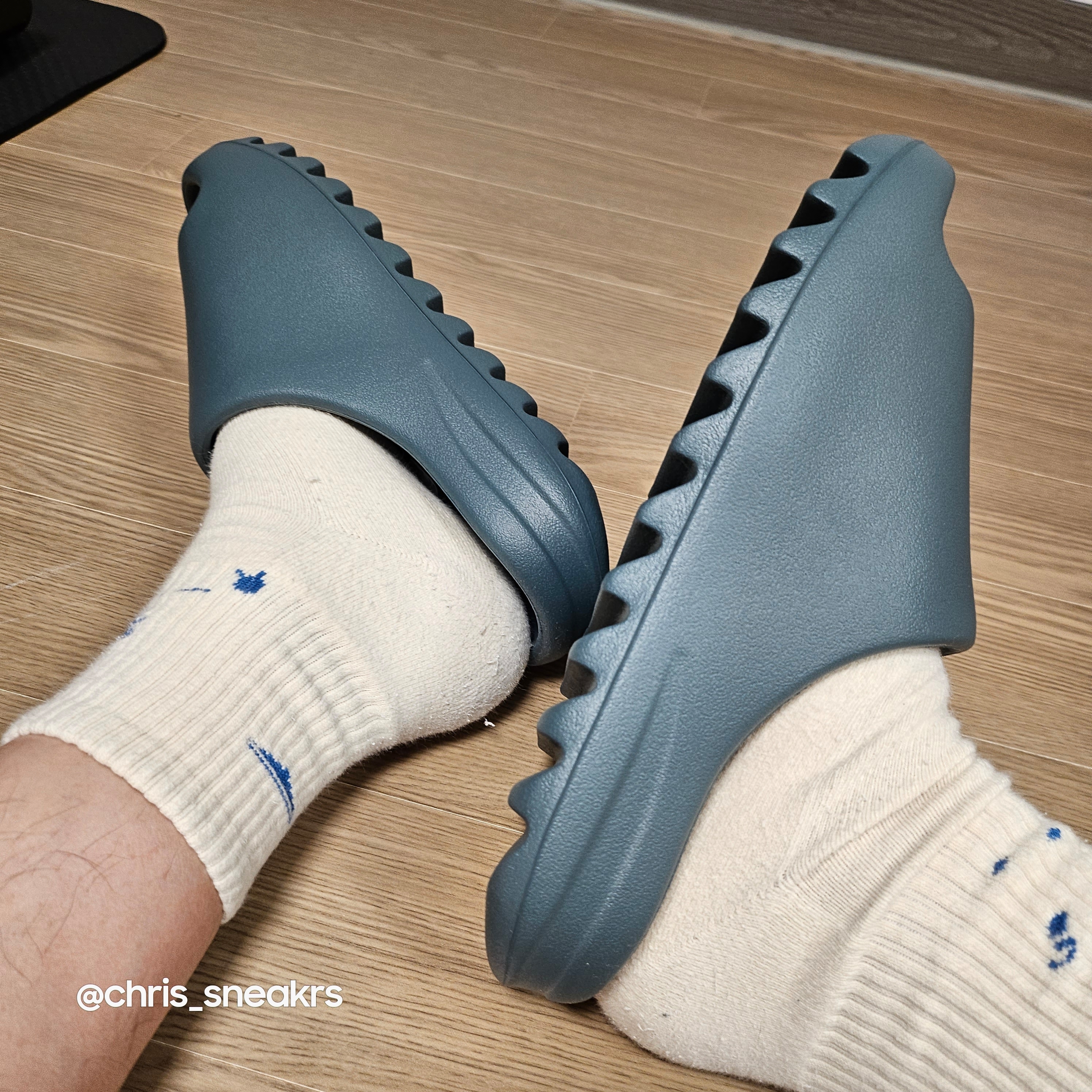 Adidas Yeezy Slide Slate Marine 착용 스타일 - 2