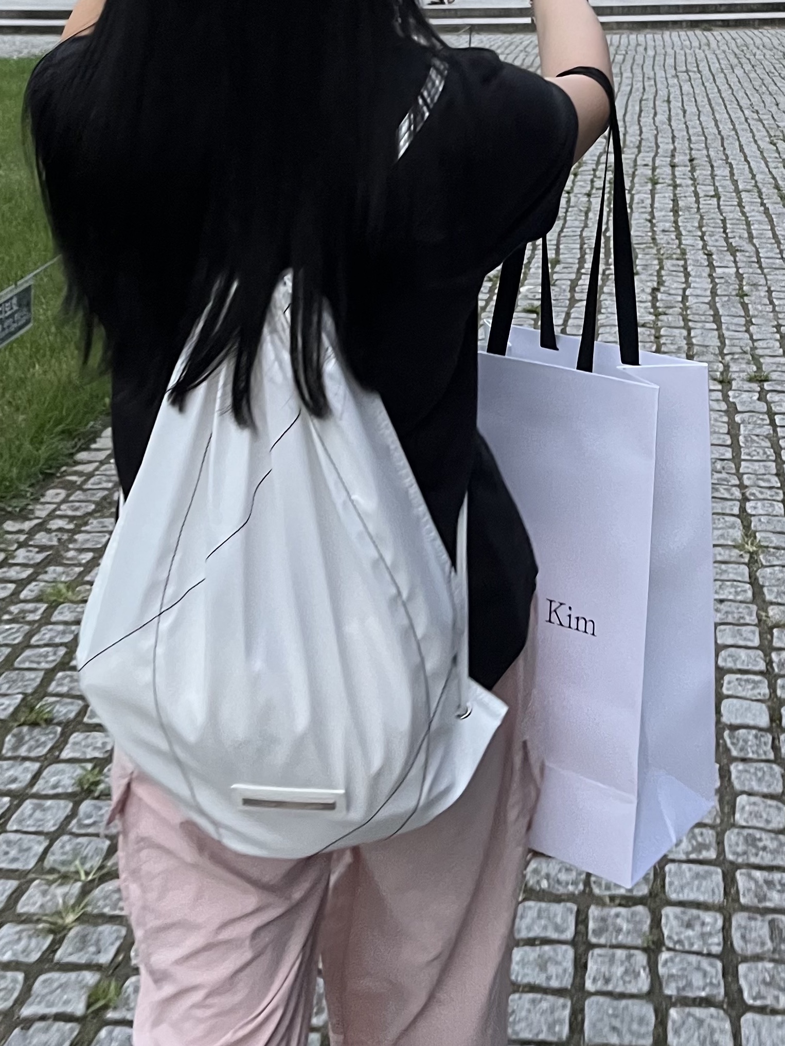 Matin Kim String Coating Backpack White 착용 스타일 - 2