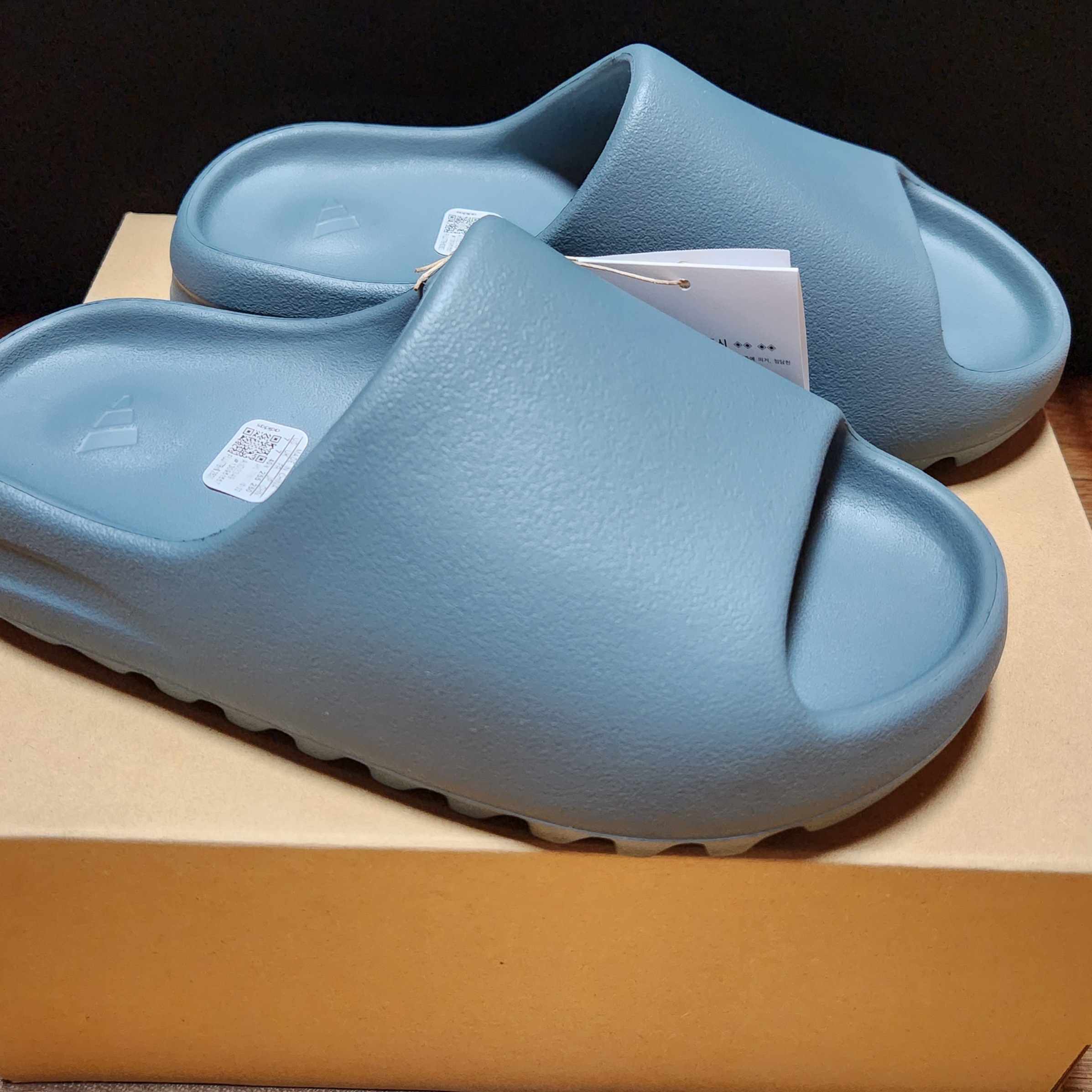 Adidas Yeezy Slide Slate Marine 착용 스타일 - 2
