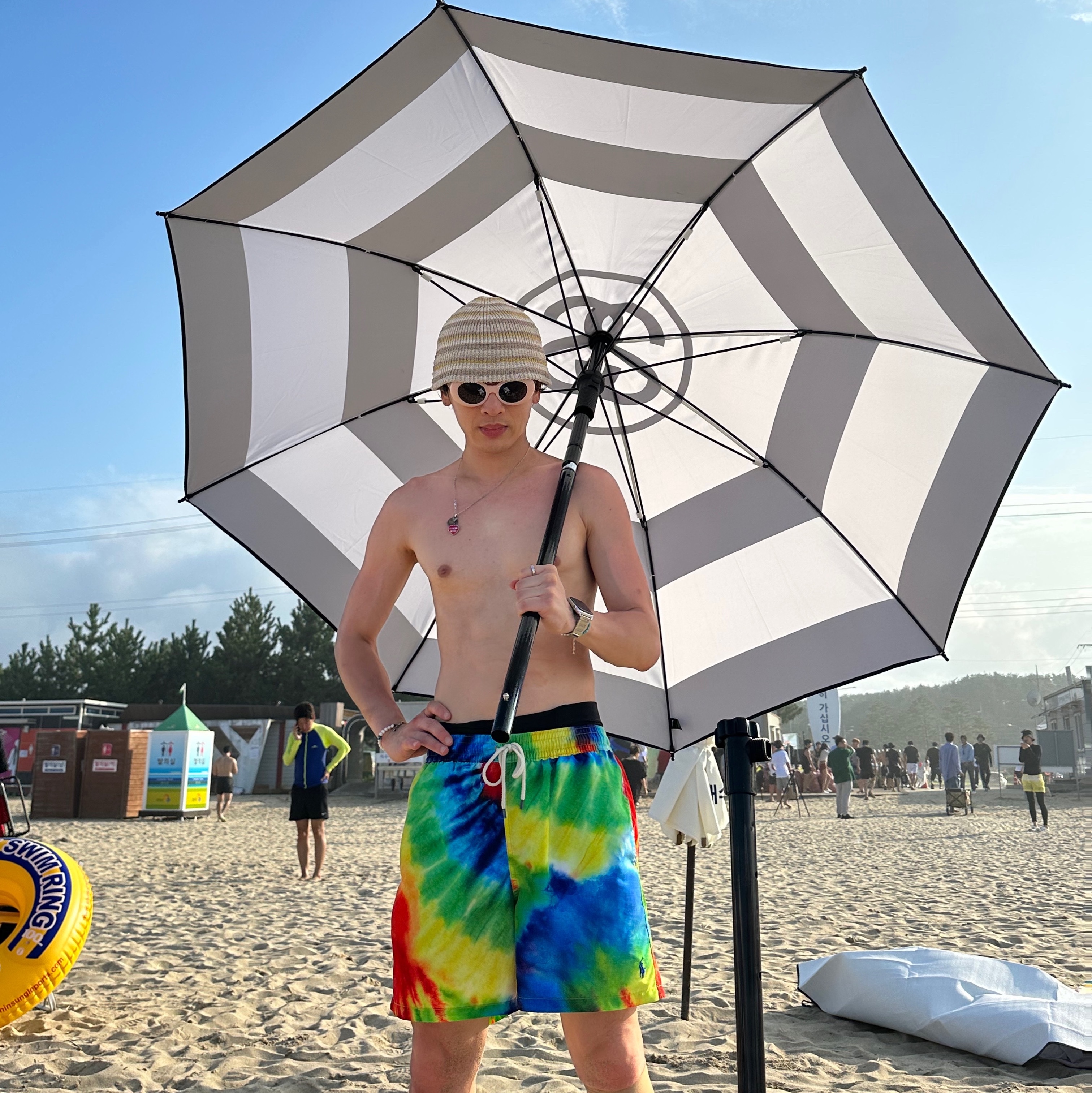 Stussy Beach Umbrella Black White 착용 스타일 - 3