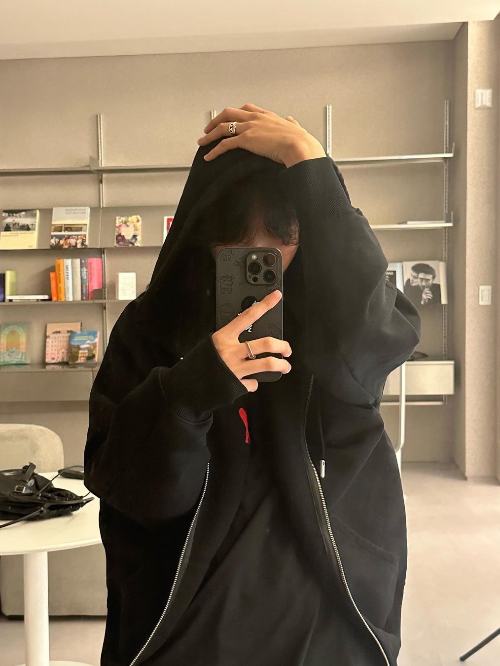 AMI de Coeur Zipped Hoodie Black 착용 스타일