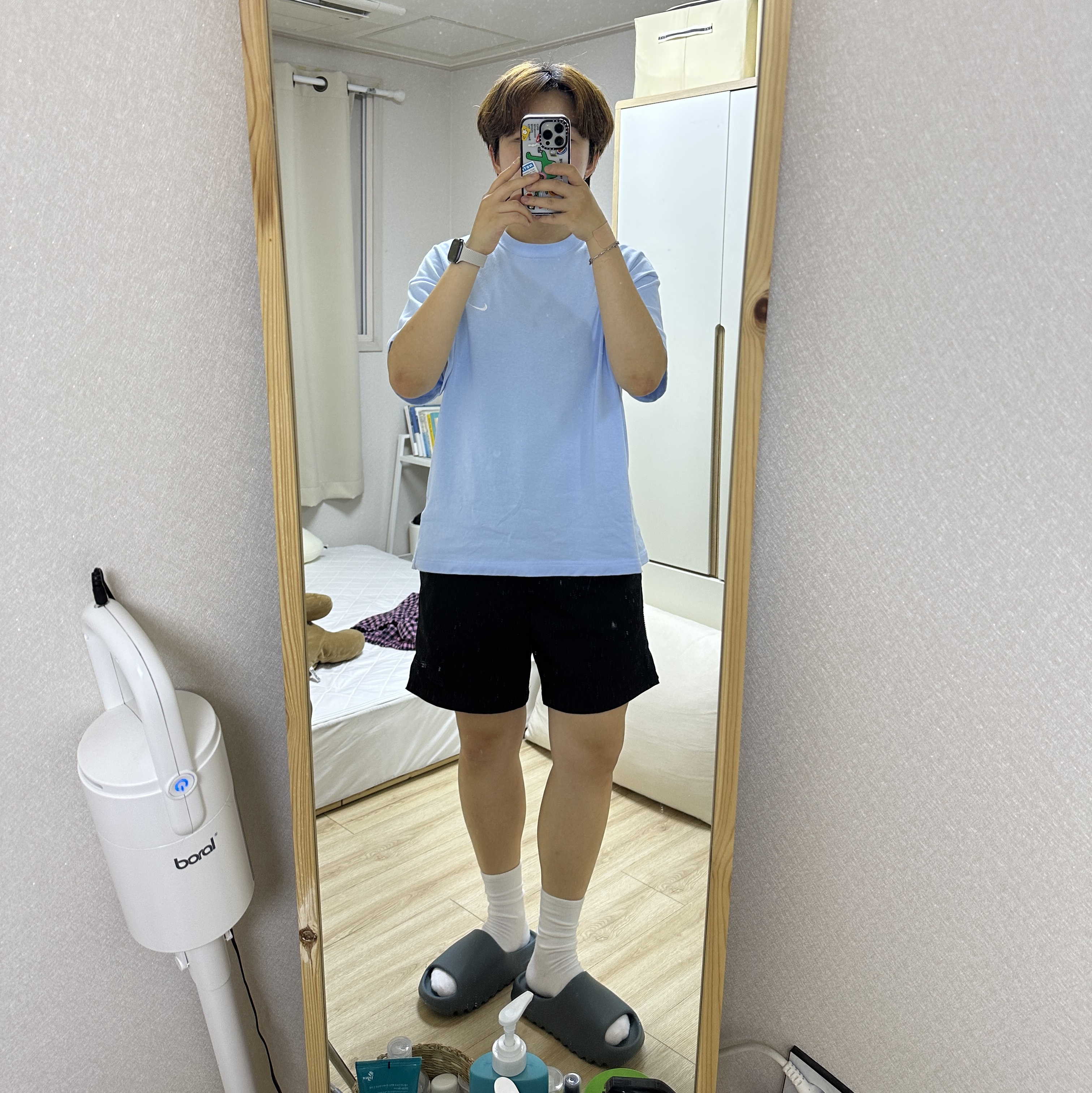 Adidas Yeezy Slide Slate Marine 착용 스타일