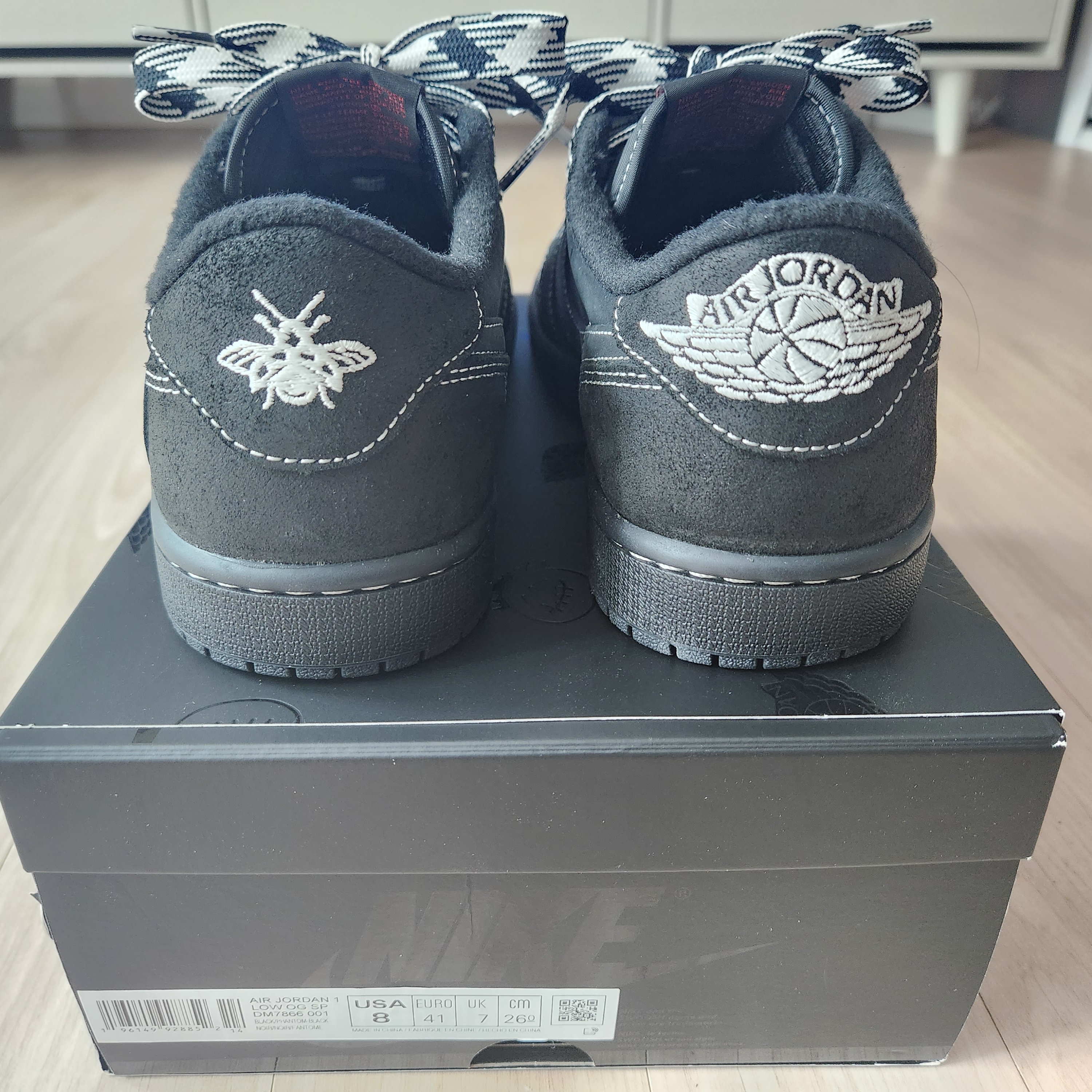 Jordan 1 x Travis Scott Retro Low OG SP Black Phantom 착용 스타일 - 3