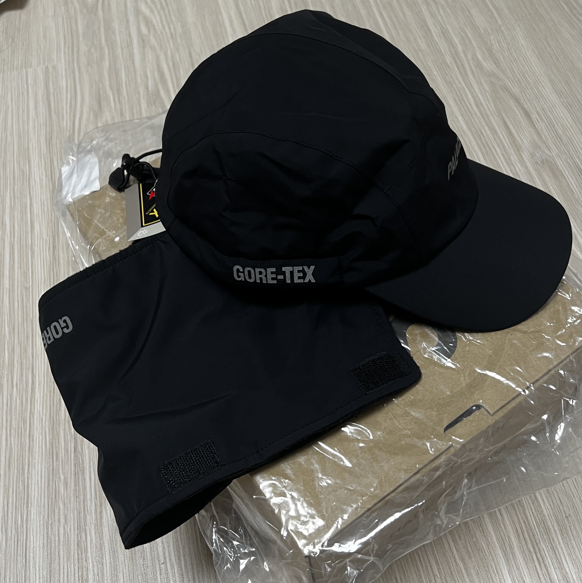 Palace Gore-Tex Mask Cap Black - 23FW, Palace Gore-Tex Mask Cap Ice Grey - 23FW 착용 스타일 - 1