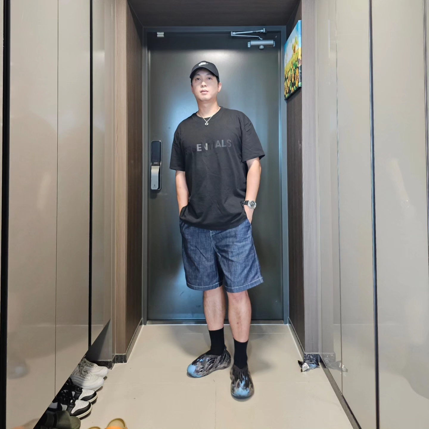 Essentials 3D Silicon Applique Boxy T-Shirt Dark Slate/Black 2020, Adidas Yeezy Foam RNNR MX Cinder 착용 스타일 - 2