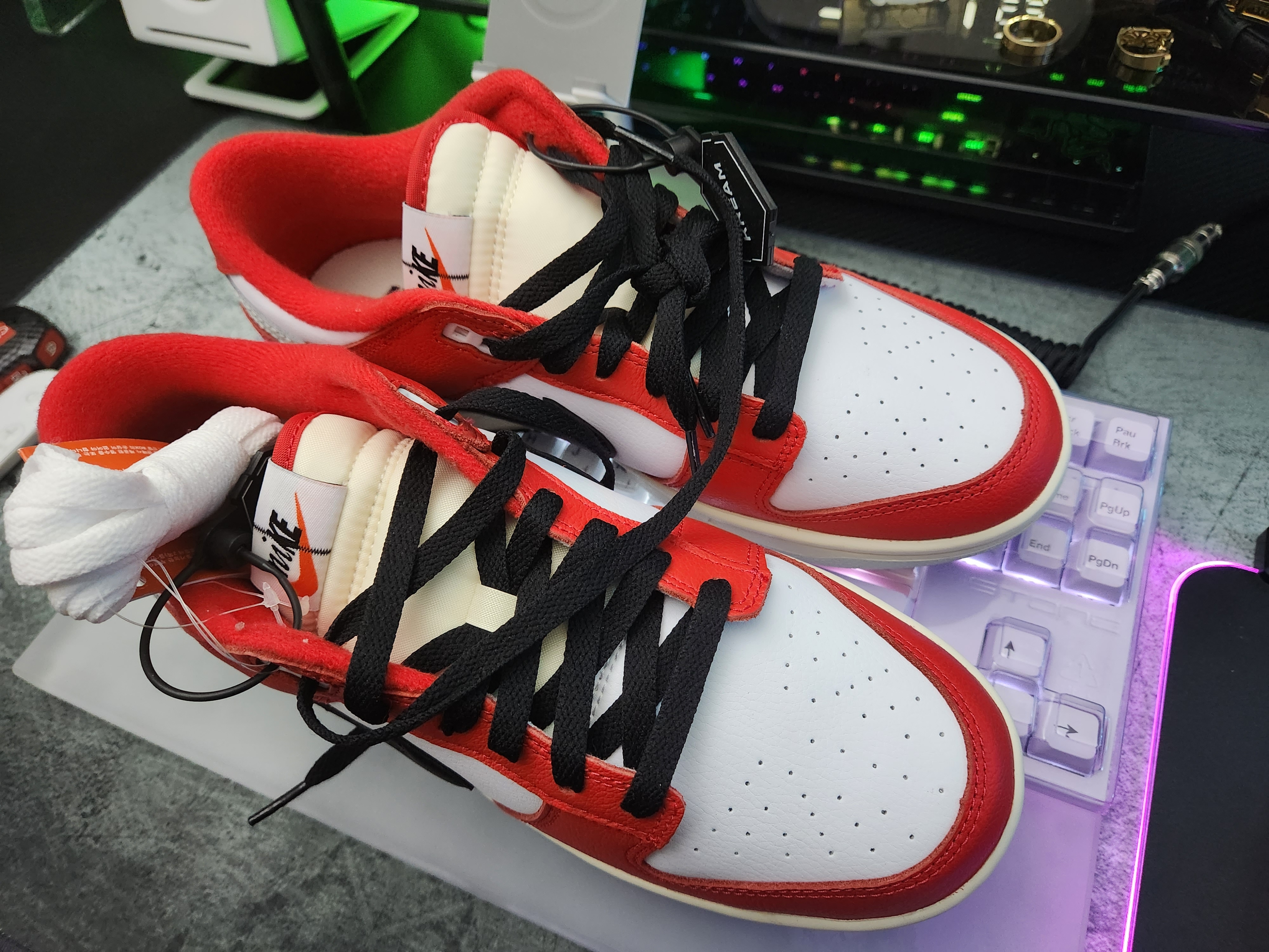 Nike Dunk Low Retro PRM University Red Black 착용 스타일 - 2