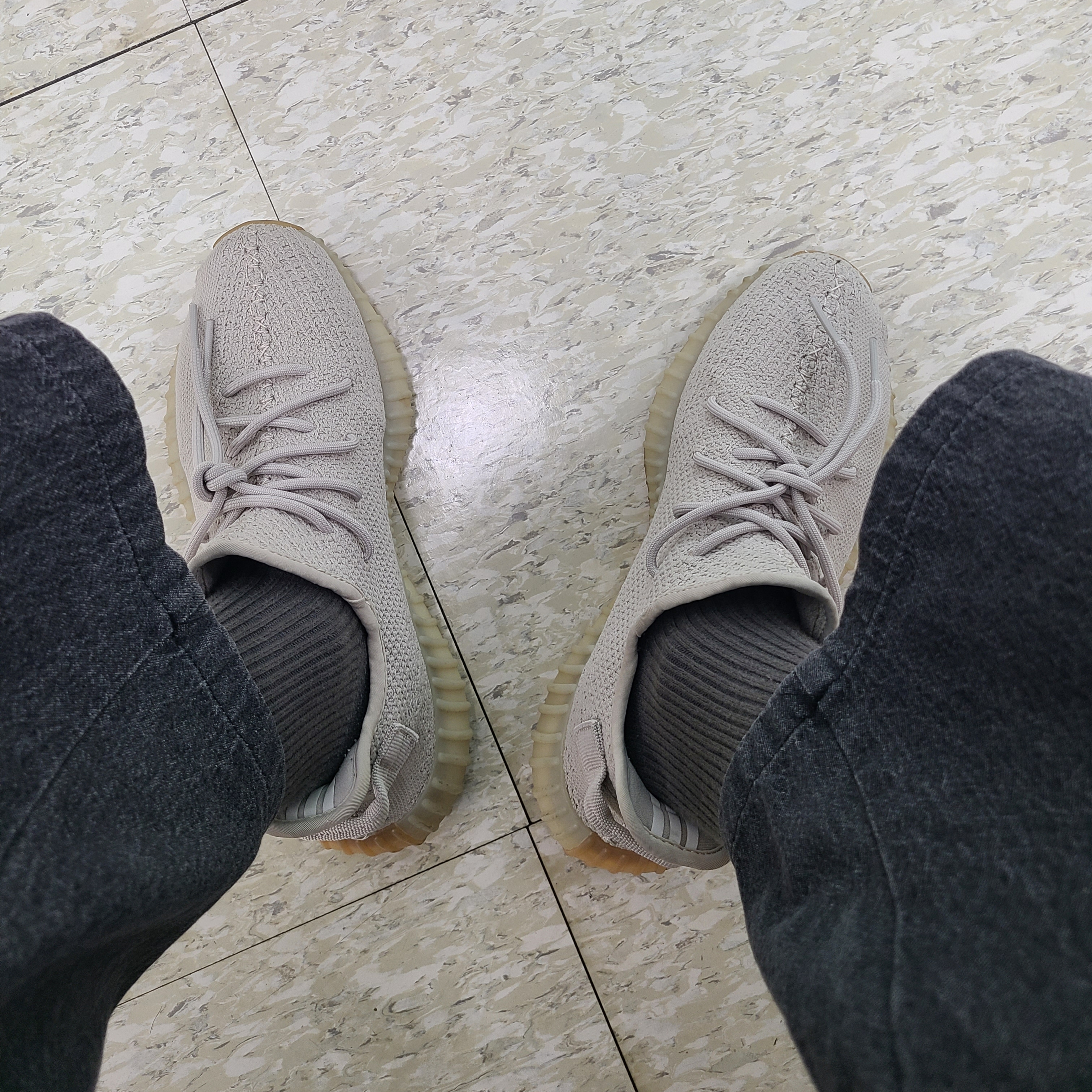 Adidas Yeezy Boost 350 V2 Sesame 2022 착용 스타일 - 4