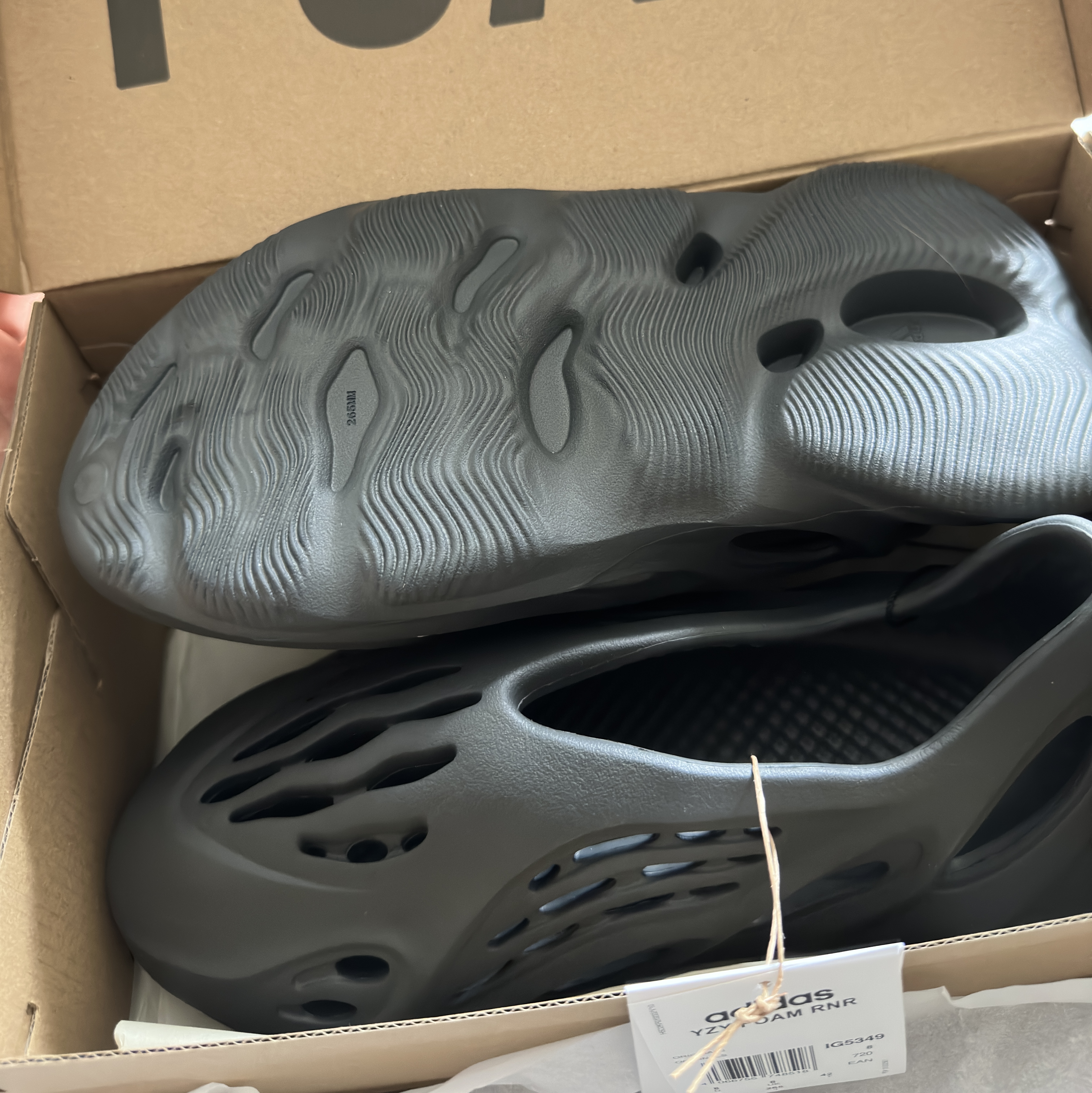 Adidas Yeezy Foam RNNR Carbon 착용 스타일 - 1