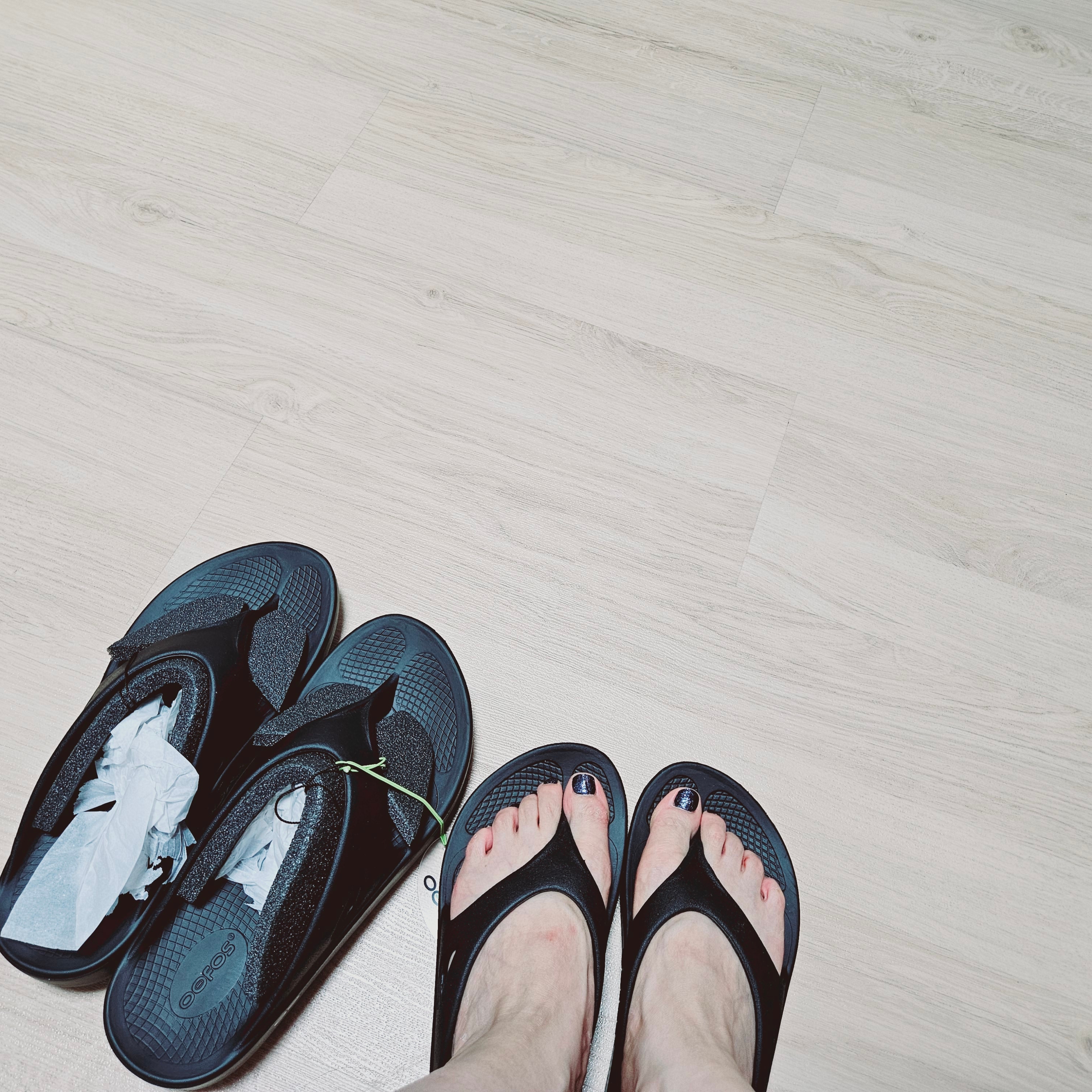 Oofos OOriginal Black 착용 스타일
