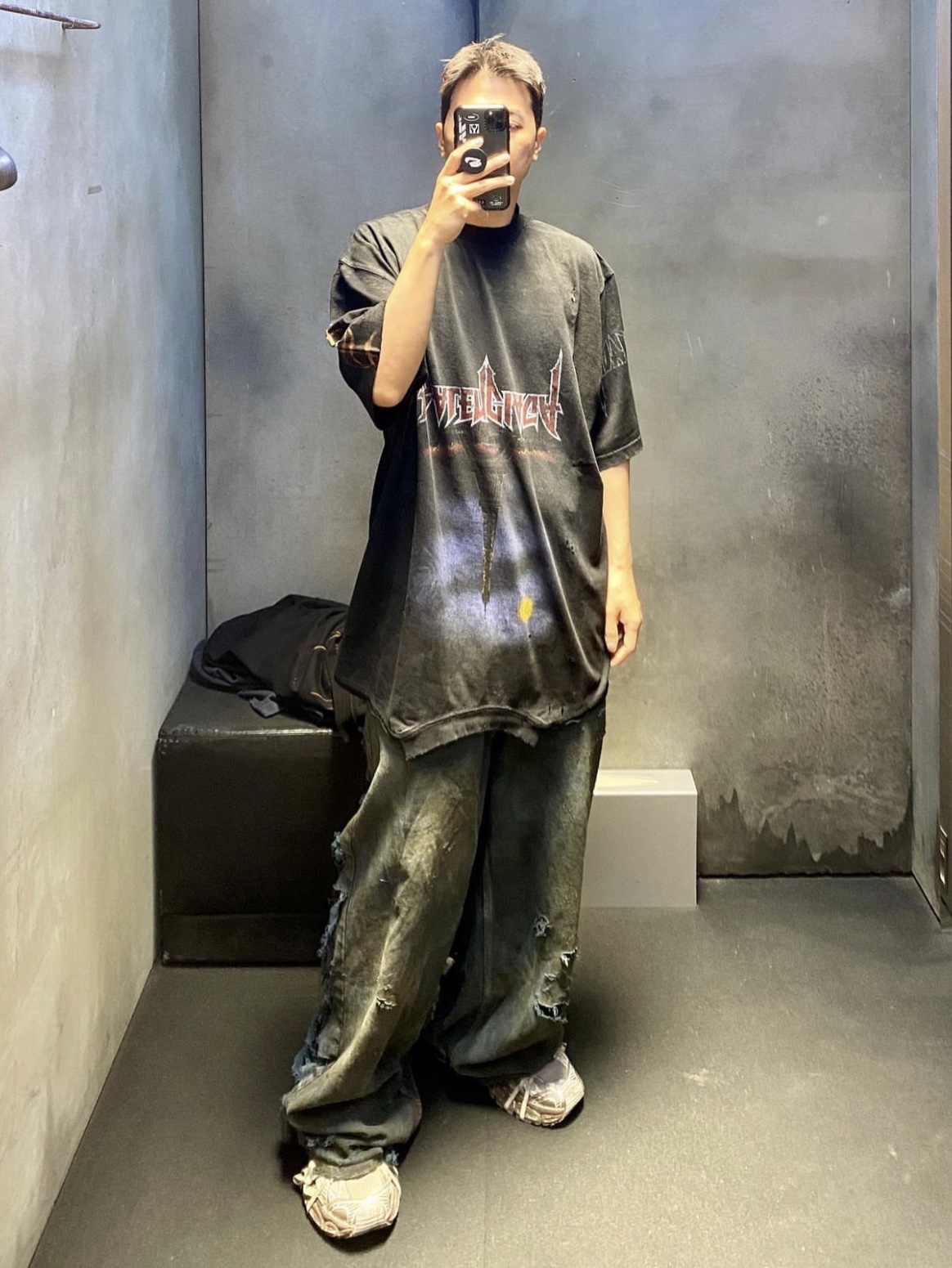 Balenciaga 3XL Sneakers Worn Out Light Beige, Balenciaga Super Destroyed Baggy Pants Light Blue 착용 스타일