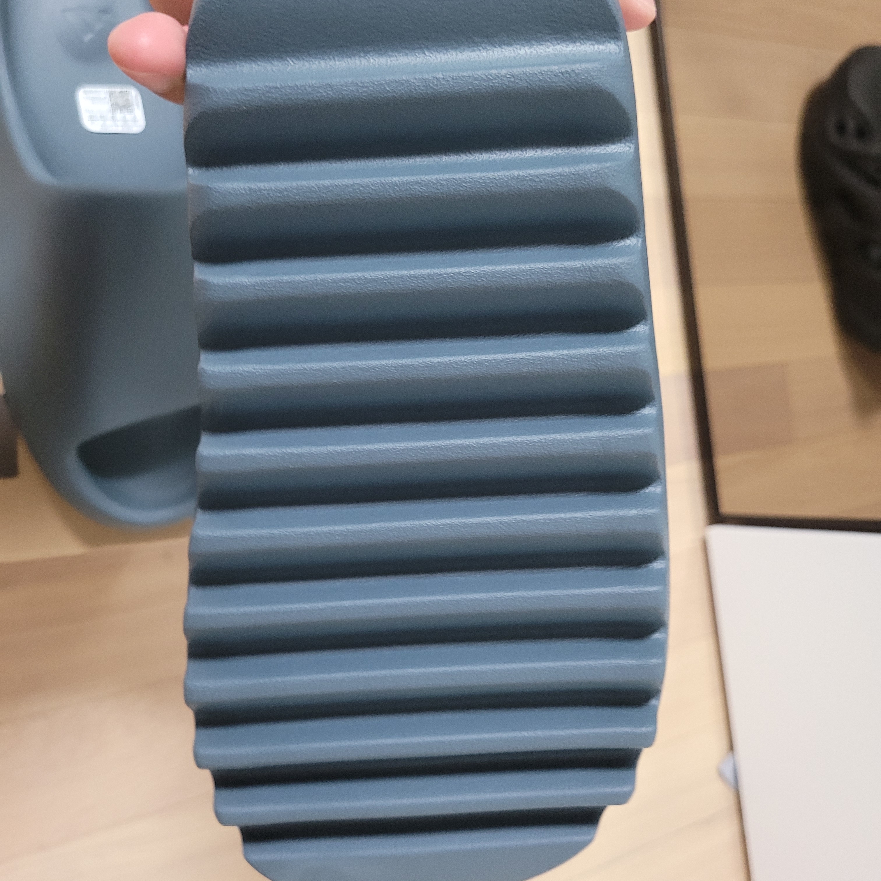 Adidas Yeezy Slide Slate Marine 착용 스타일 - 3