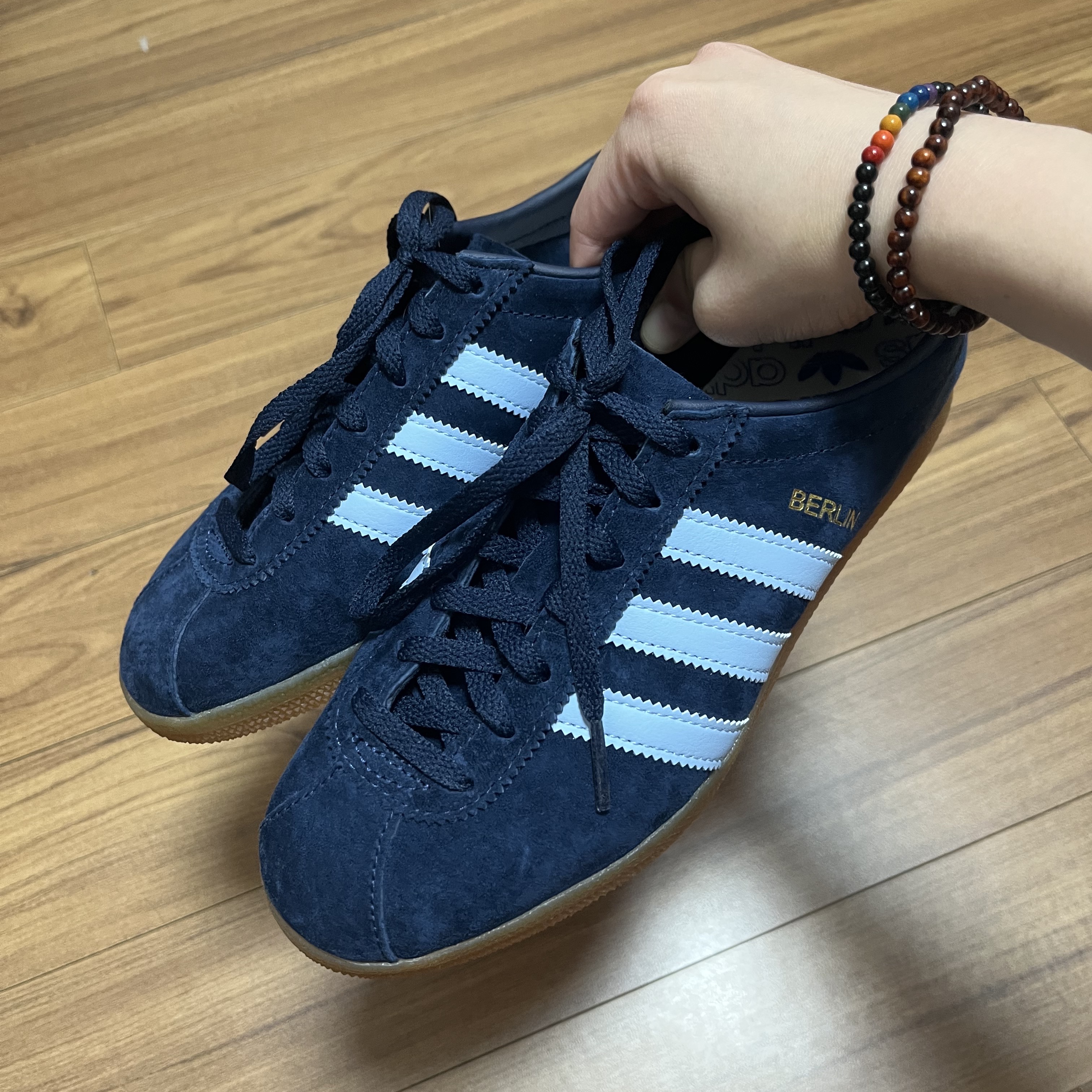 Adidas Berlin Collegiate Navy Pantone 착용 스타일