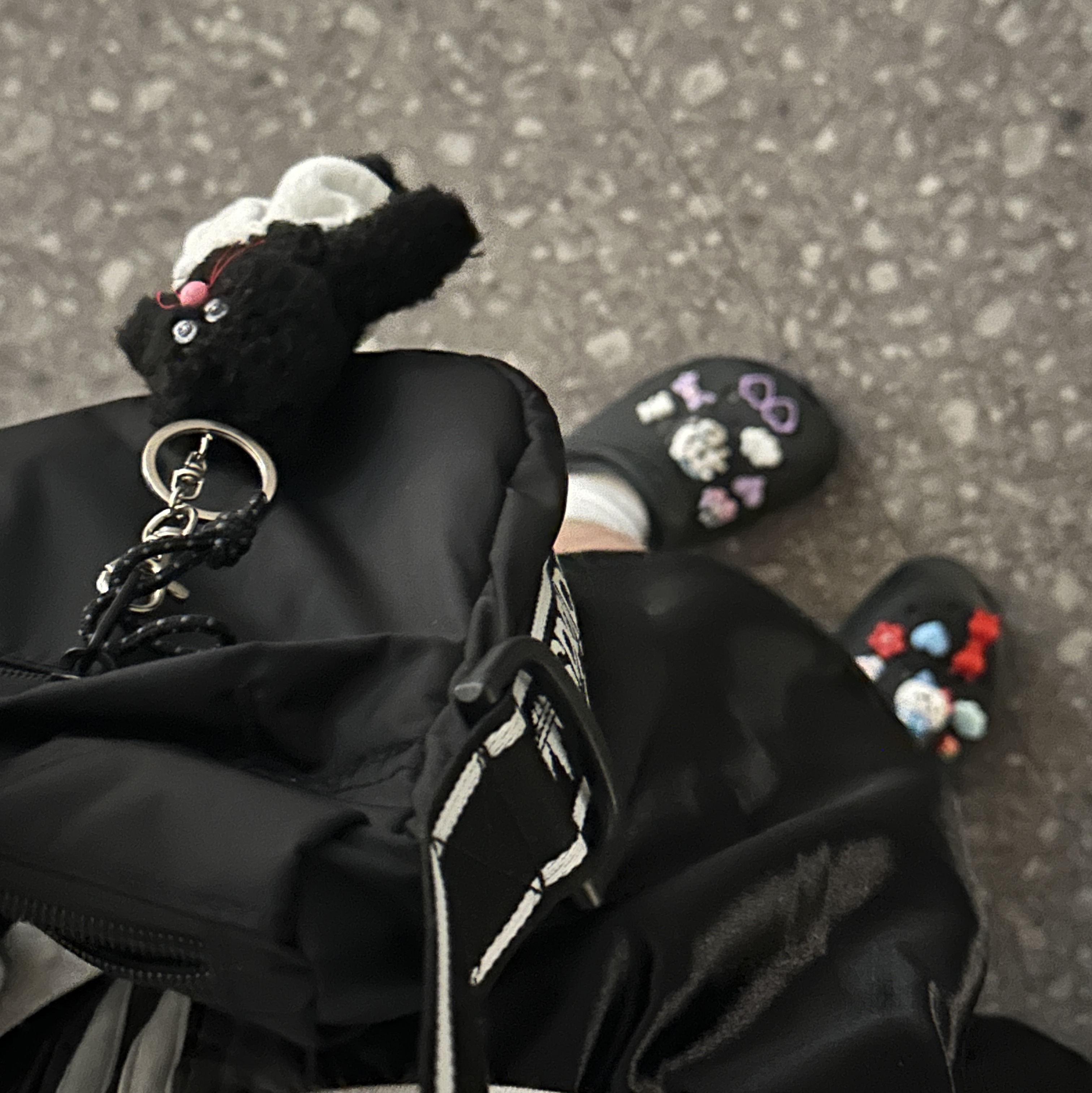 s/e/o Us Cap Black, Monamhee Beulpingi Keyring with White Pants Black 착용 스타일 - 2