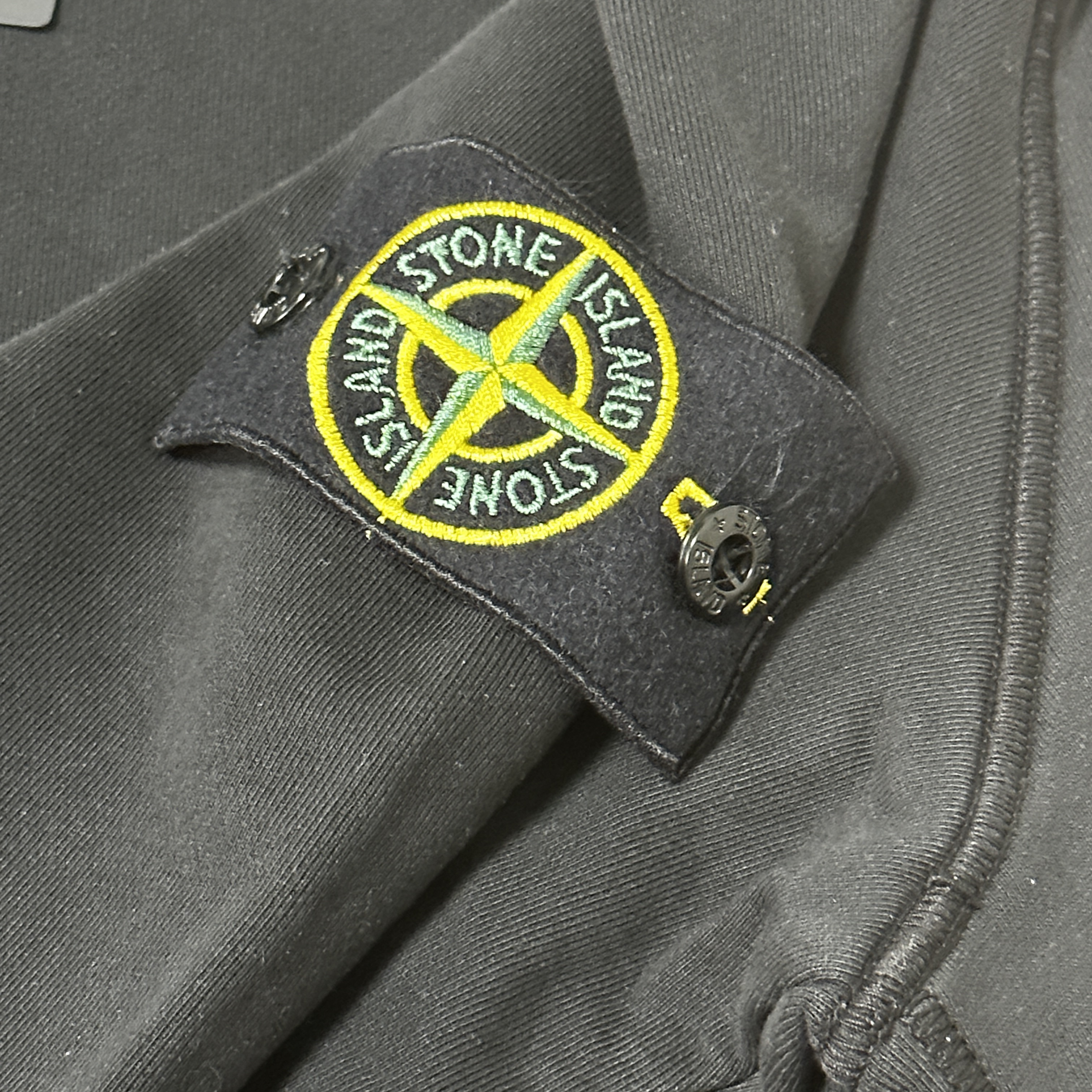 Stone Island 63051 Cotton Fleece Garment Dyed Sweatshirt Black - 23SS 착용 스타일 - 1