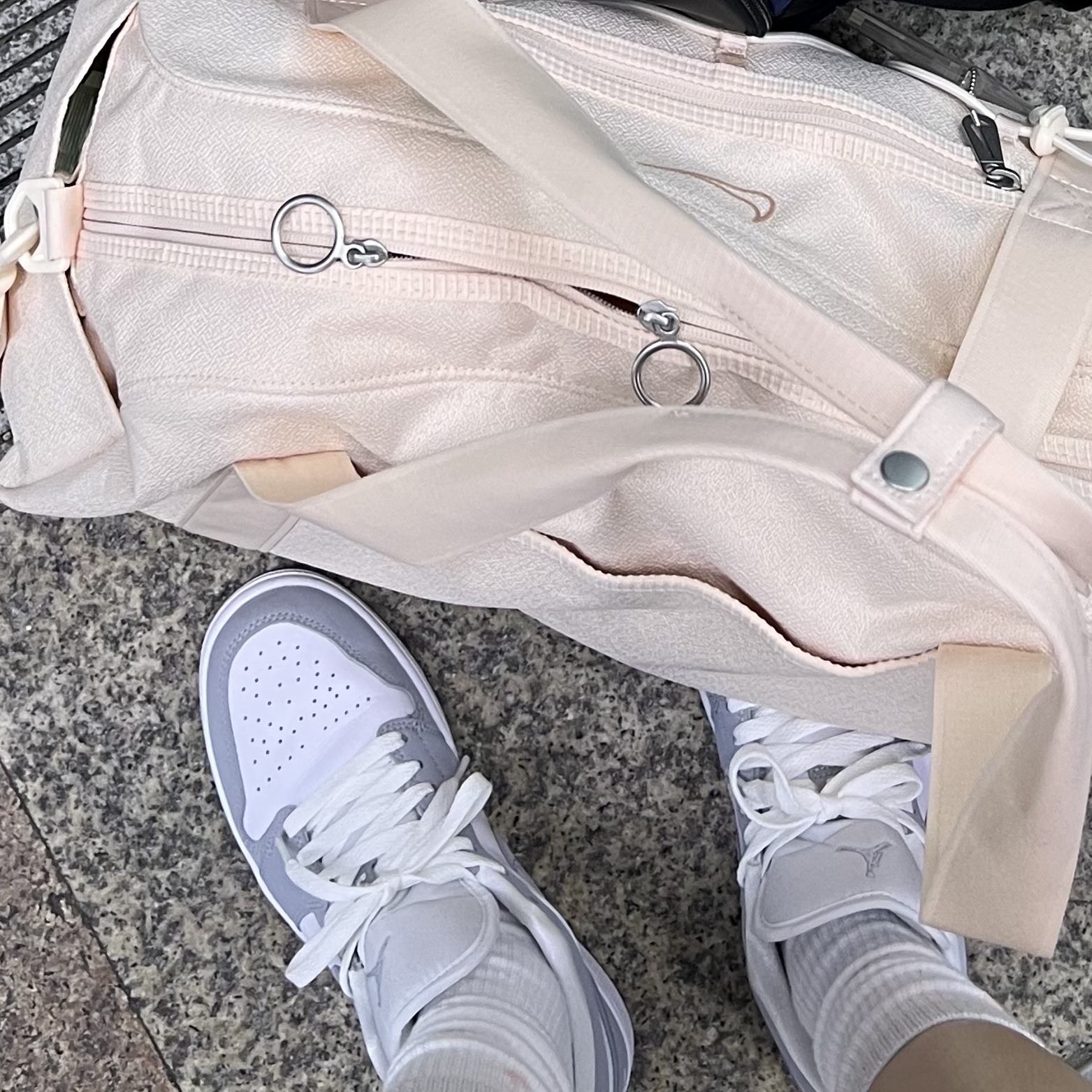 Matin Kim Baby Sporty Tote Bag Black, (W) Jordan 1 Low White Wolf Grey 착용 스타일 - 2
