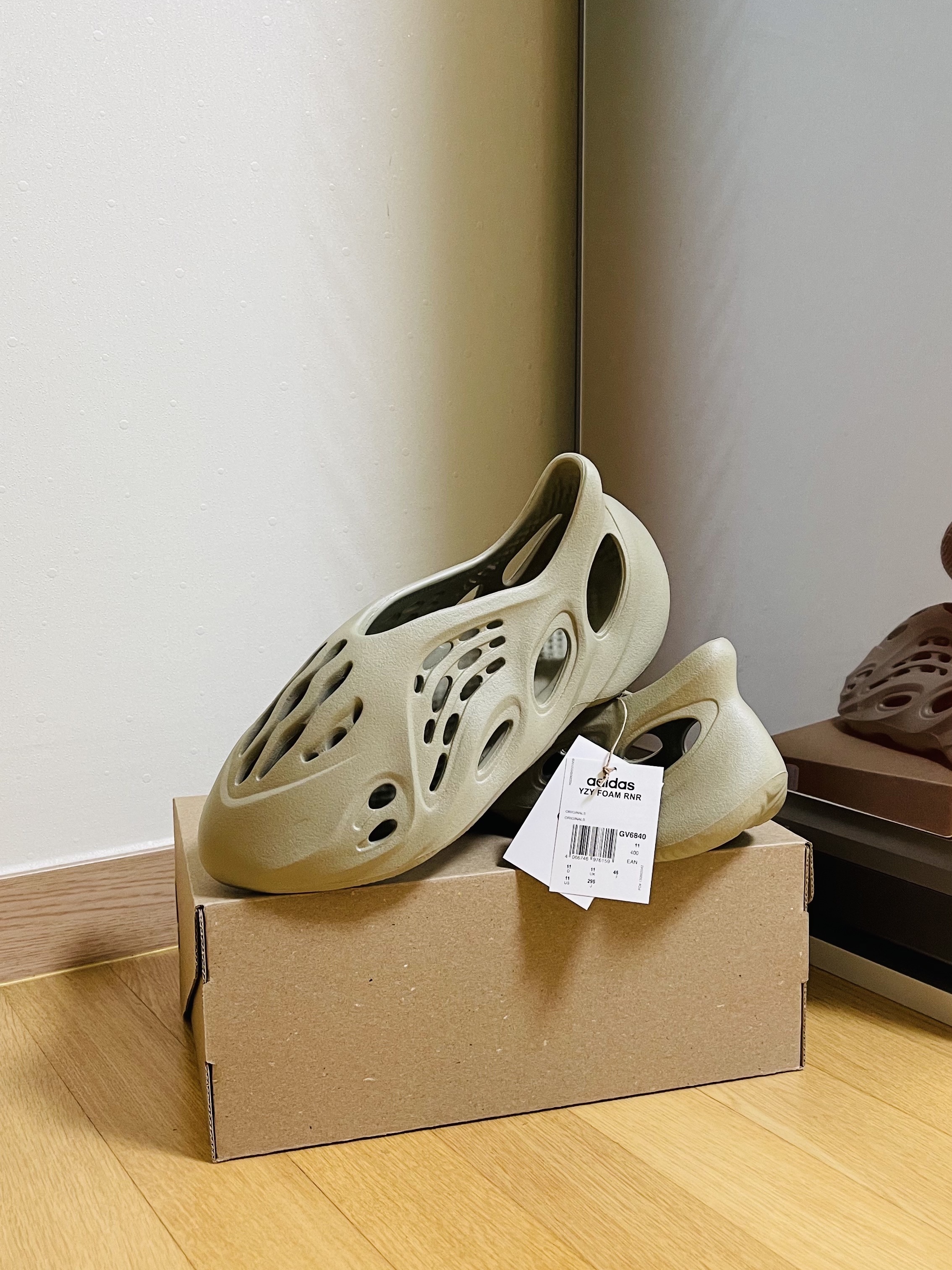 Adidas Yeezy Foam RNNR Stone Salt 착용 스타일