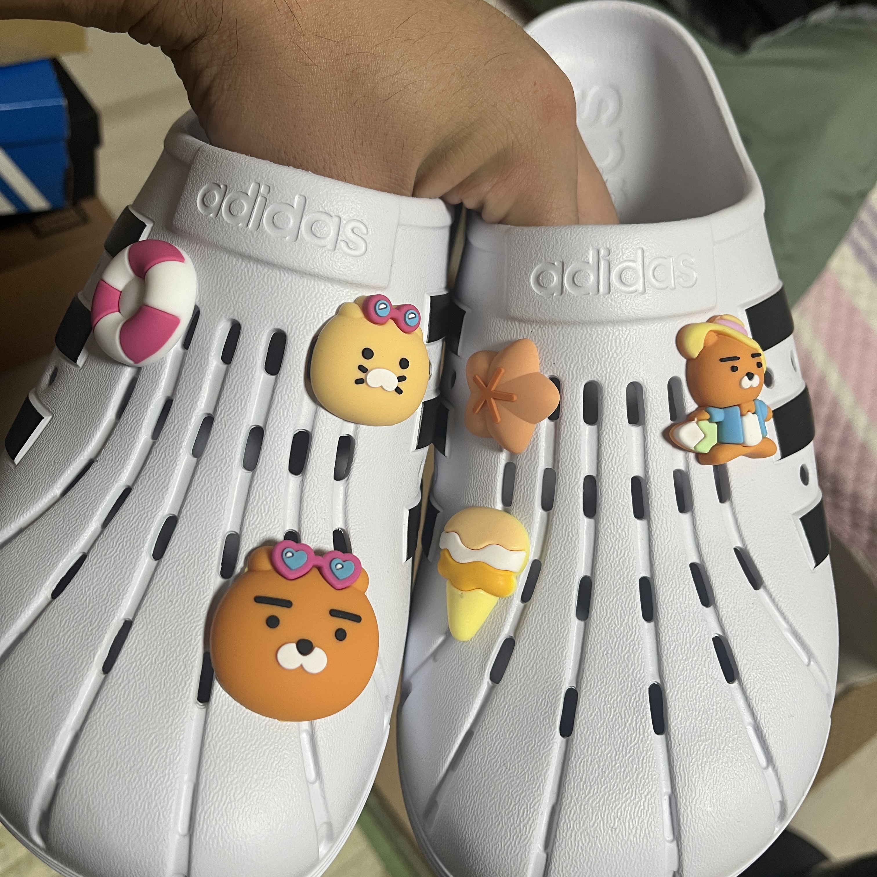 Adidas Adilette Clog White Black 착용 스타일 - 1