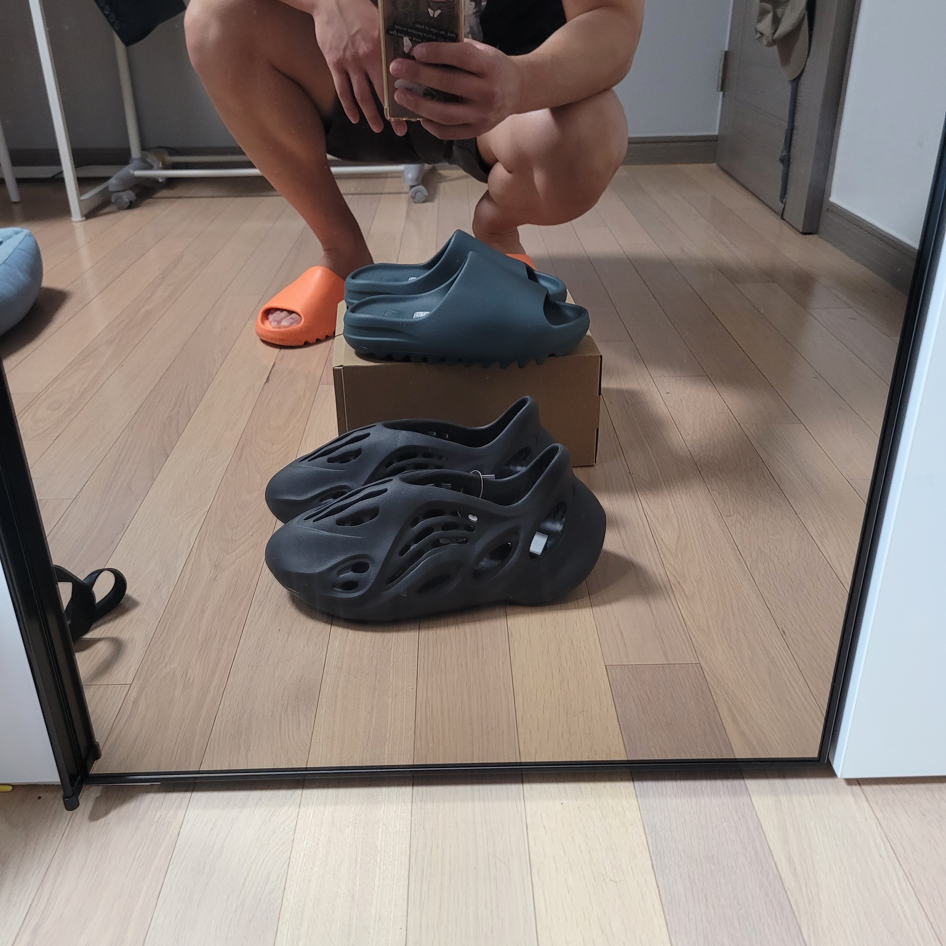 Adidas Yeezy Slide Slate Marine 착용 스타일 - 1