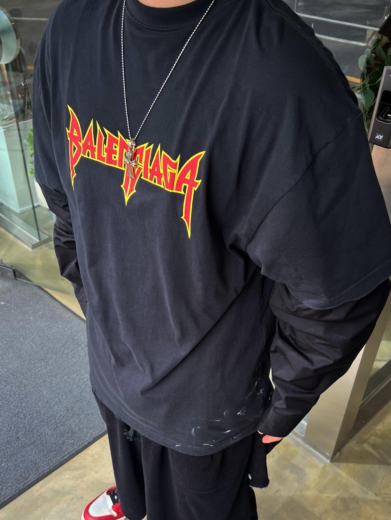 Balenciaga Logo Print Long Sleeve T-Shirt Black Faded, Jordan 1 x Off-White Retro High Chicago The Ten 착용 스타일 - 2