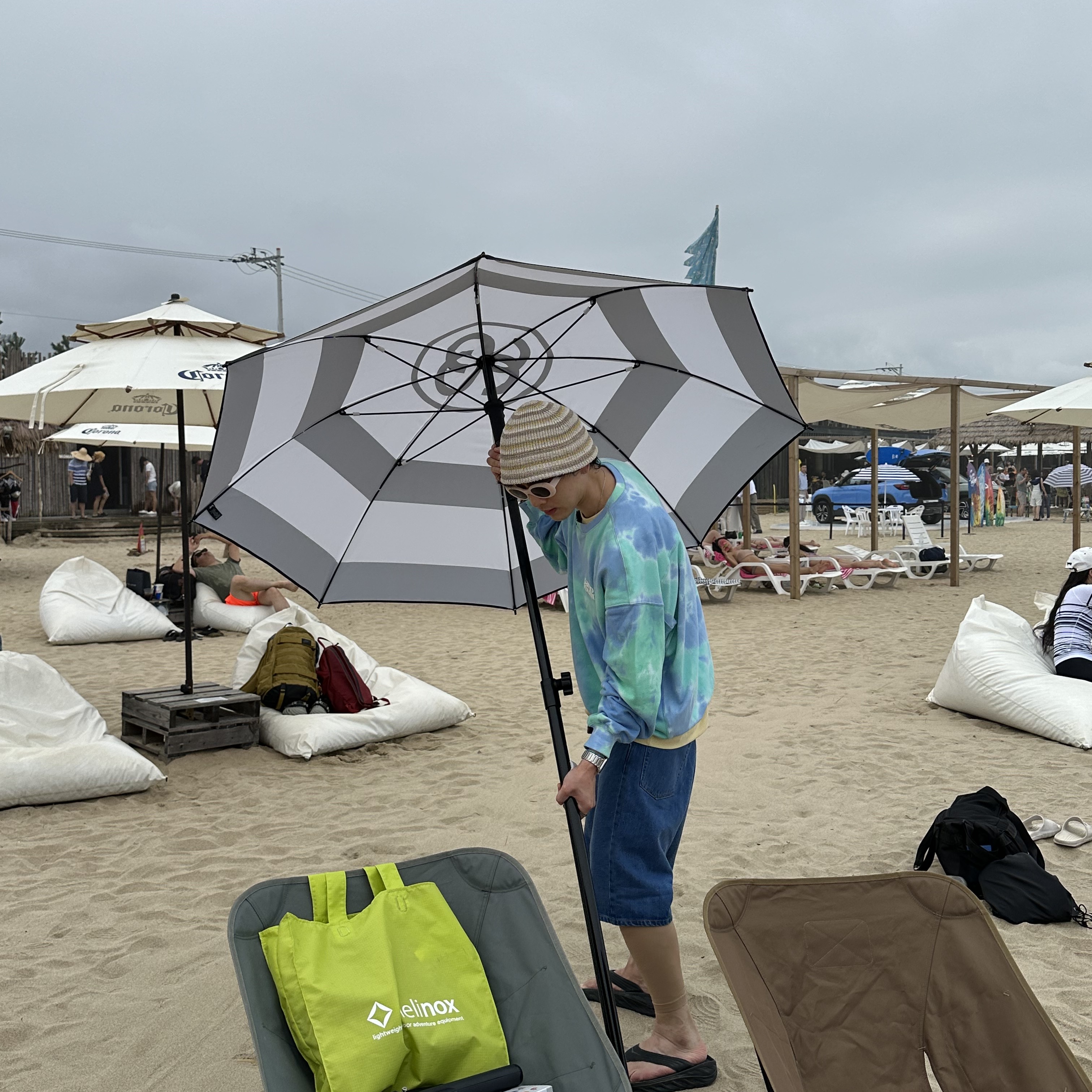 Stussy Beach Umbrella Black White 착용 스타일 - 2
