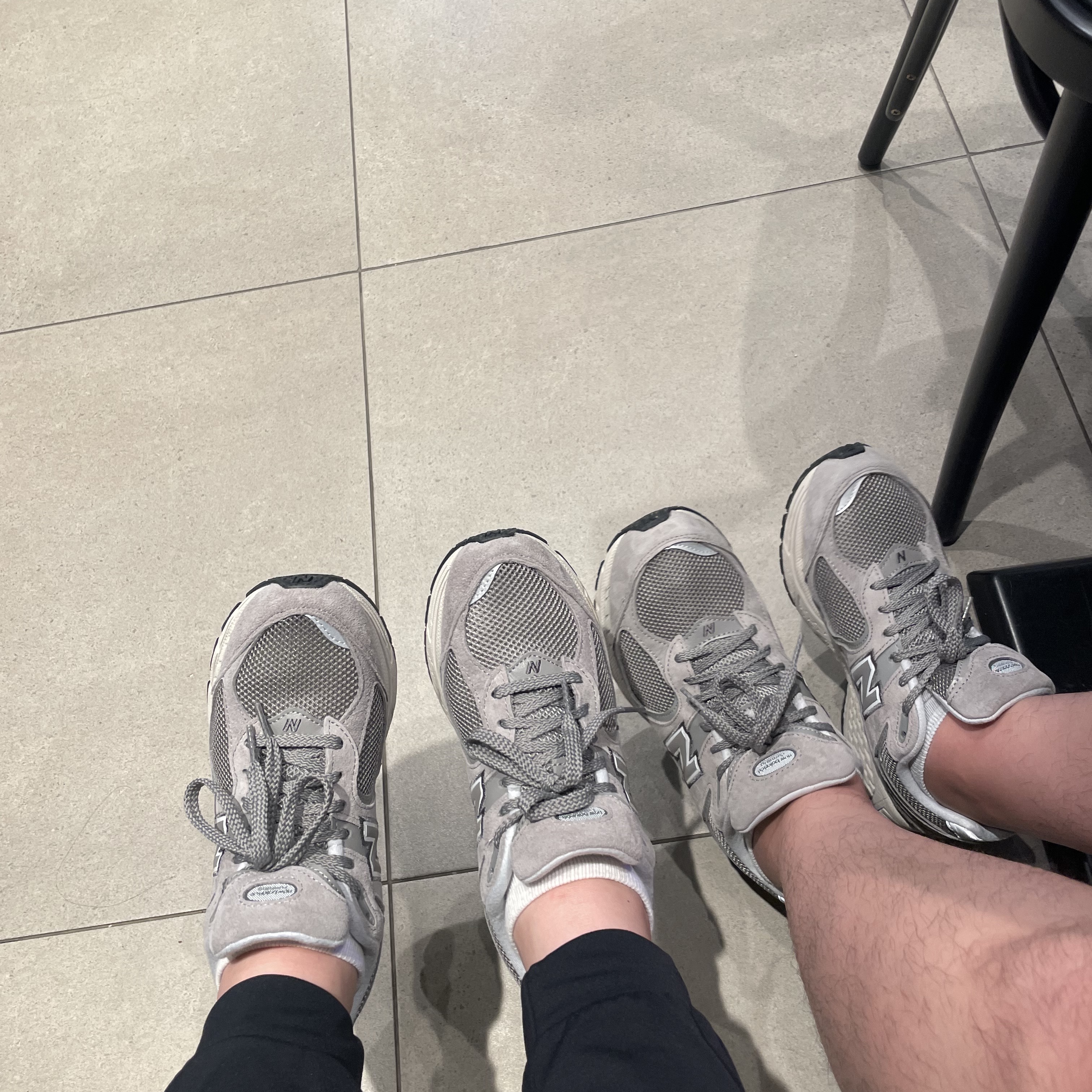 New Balance 2002R Grey 착용 스타일