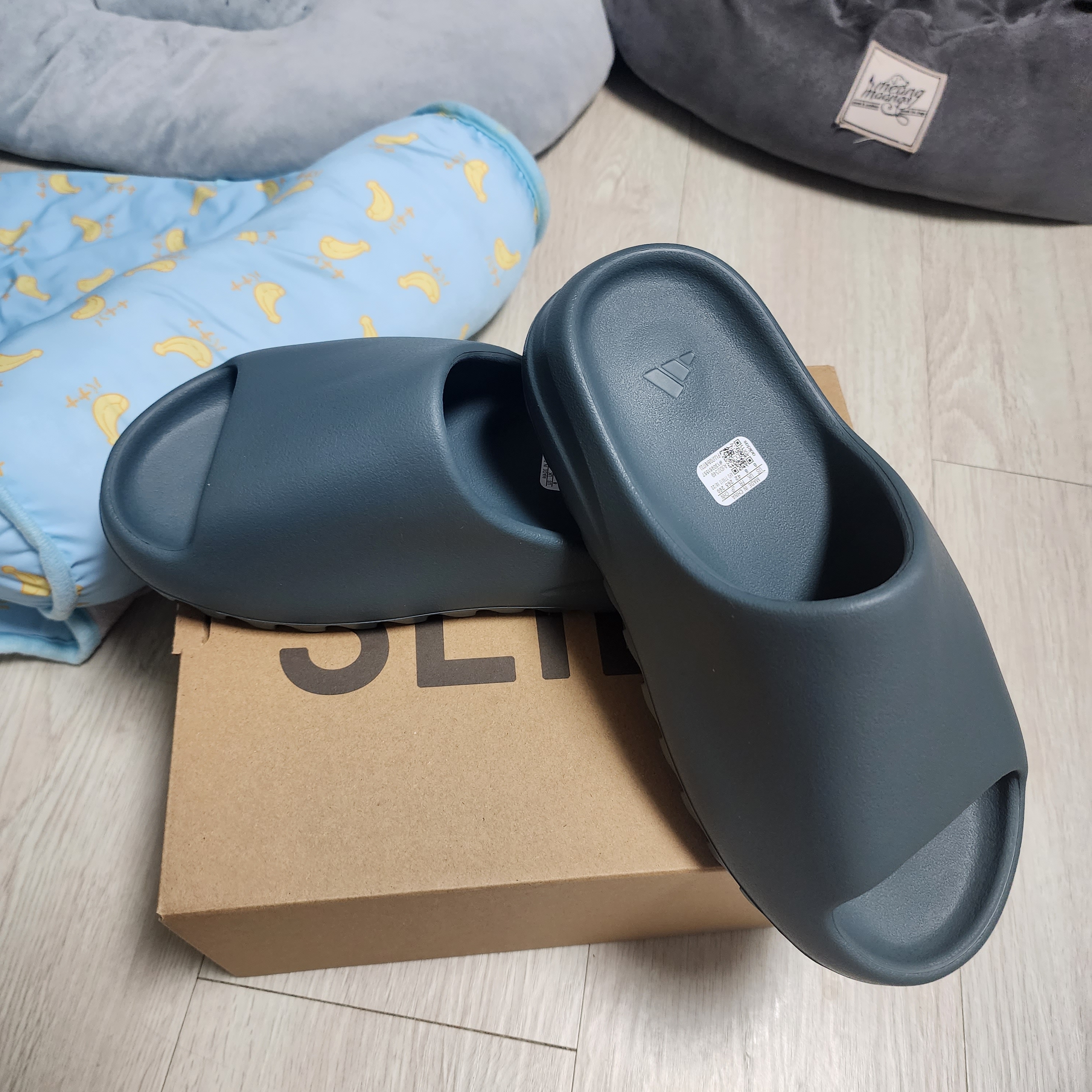 Adidas Yeezy Slide Slate Marine 착용 스타일 - 2