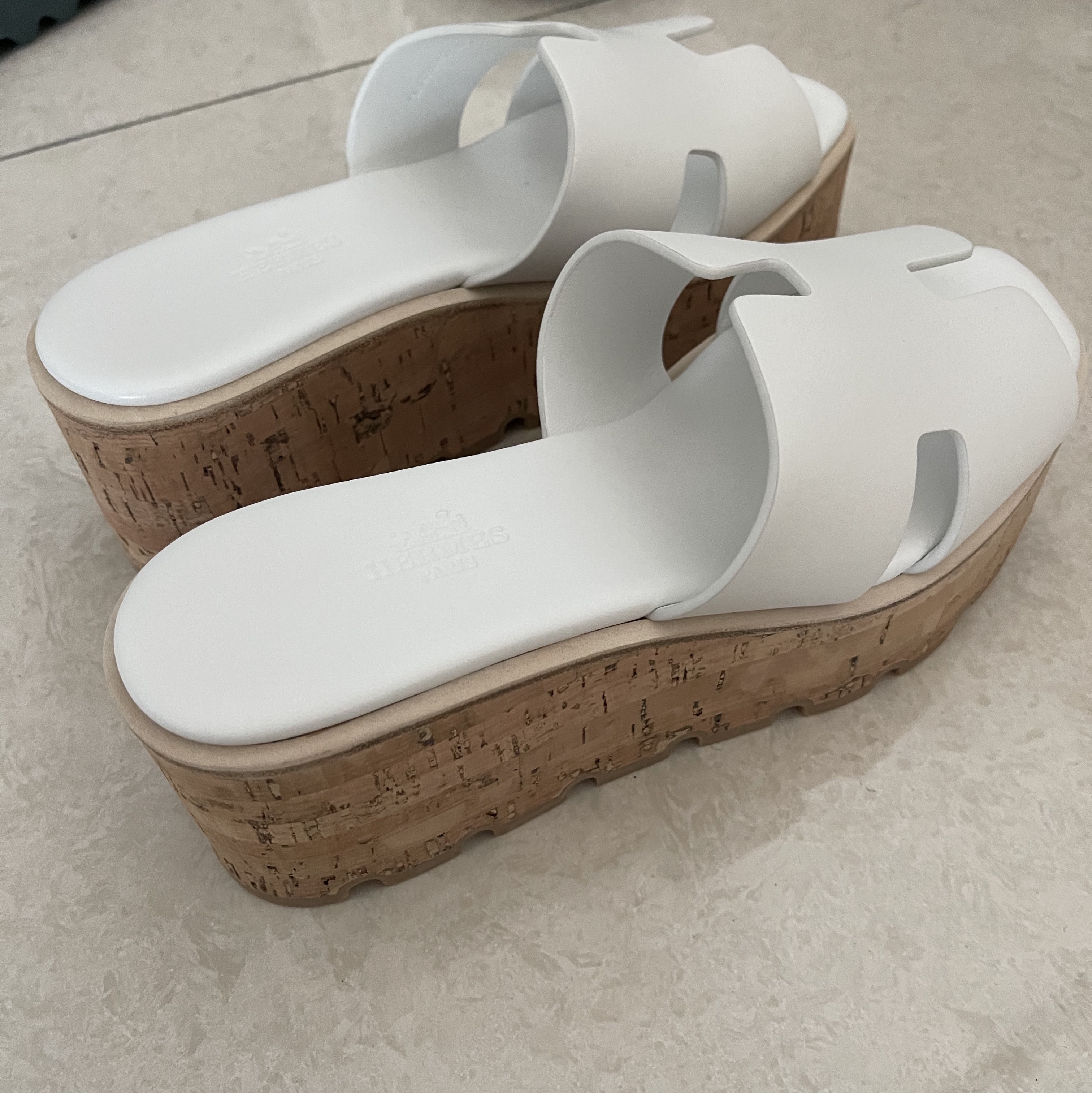 (W) Hermes Eze 30 Sandal Calfskin & Blanc 착용 스타일 - 1