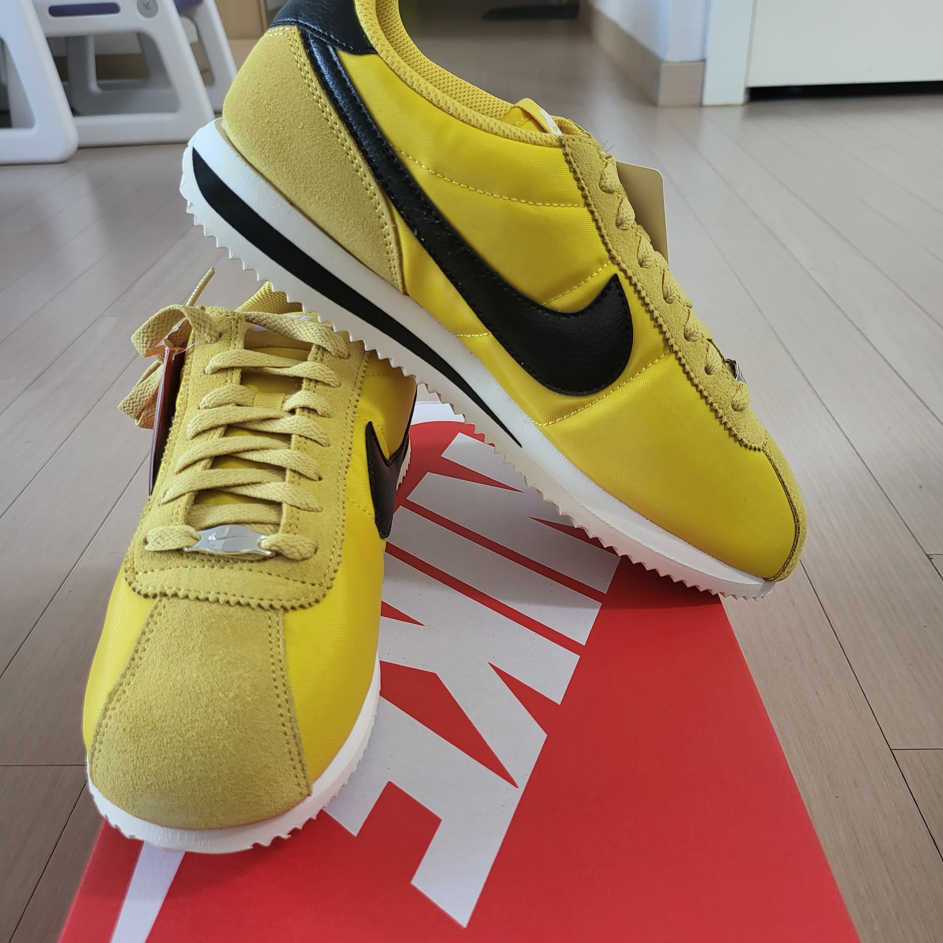 (W) Nike Cortez Vivid Sulfur 착용 스타일 - 4