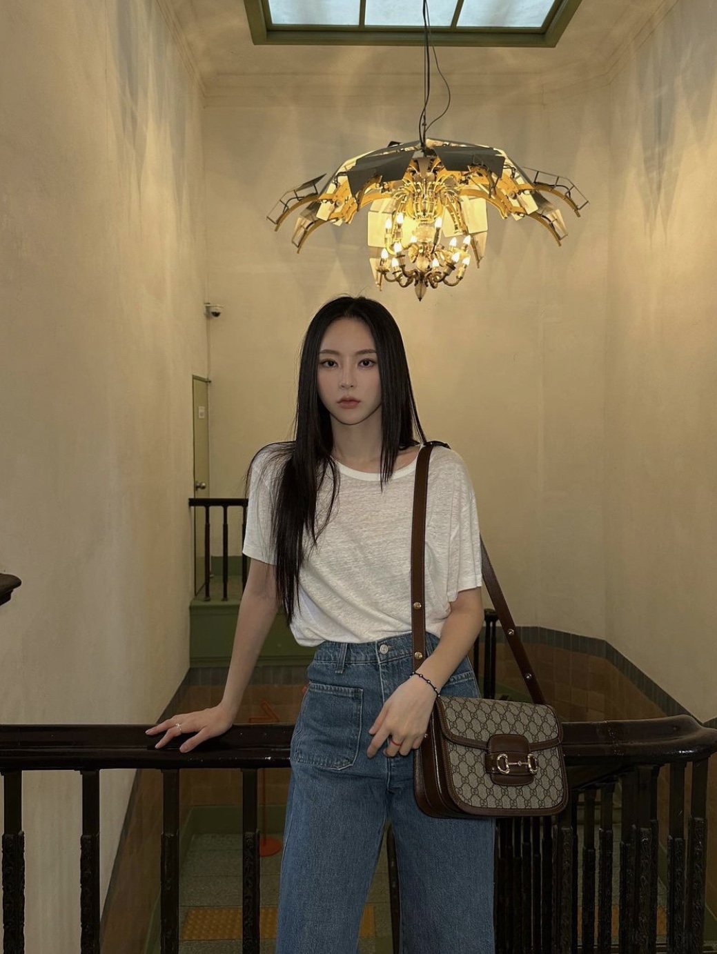 Gucci Horsebit 1955 Shoulder Bag Beige Ebony 착용 스타일