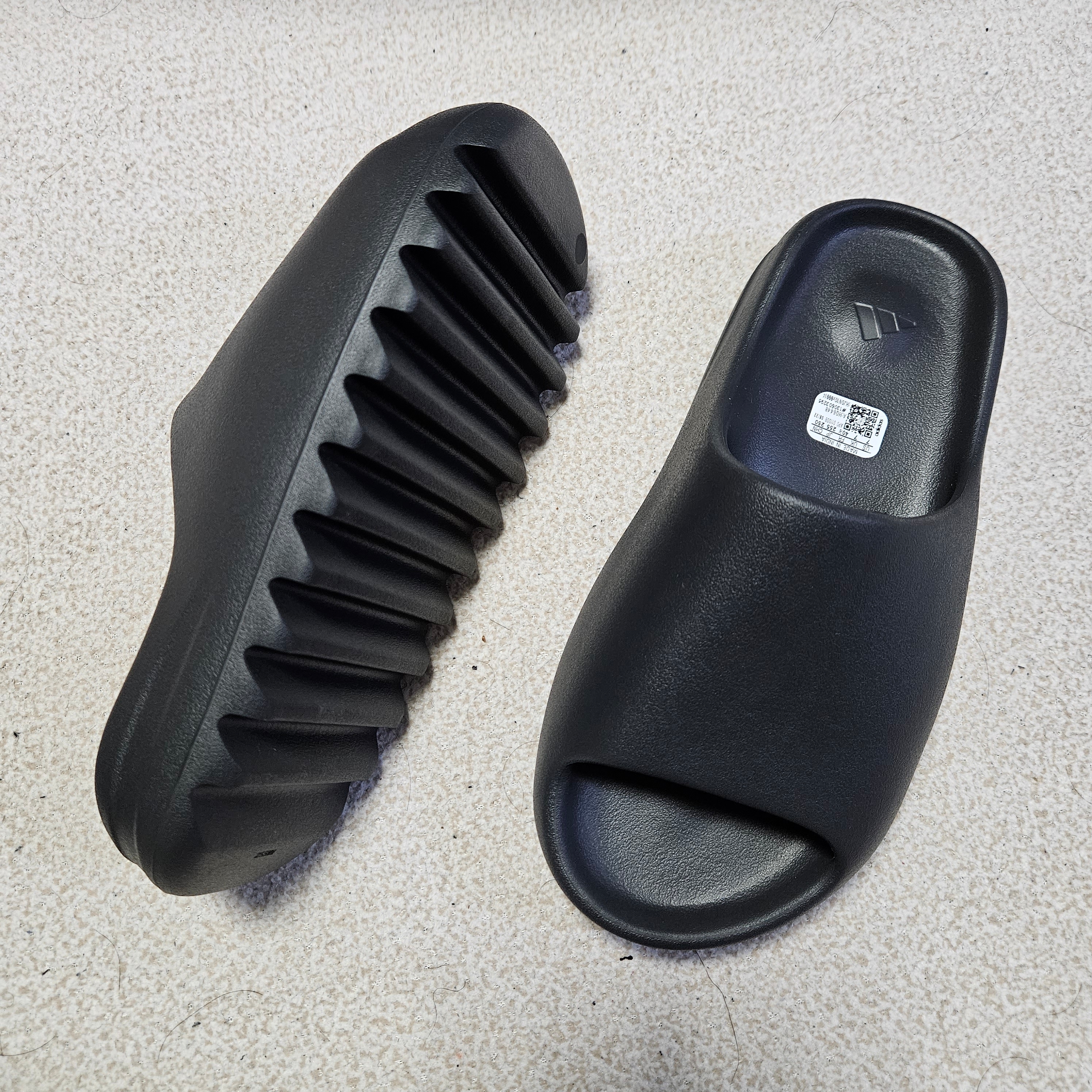 Adidas Yeezy Slide Onyx 착용 스타일 - 1
