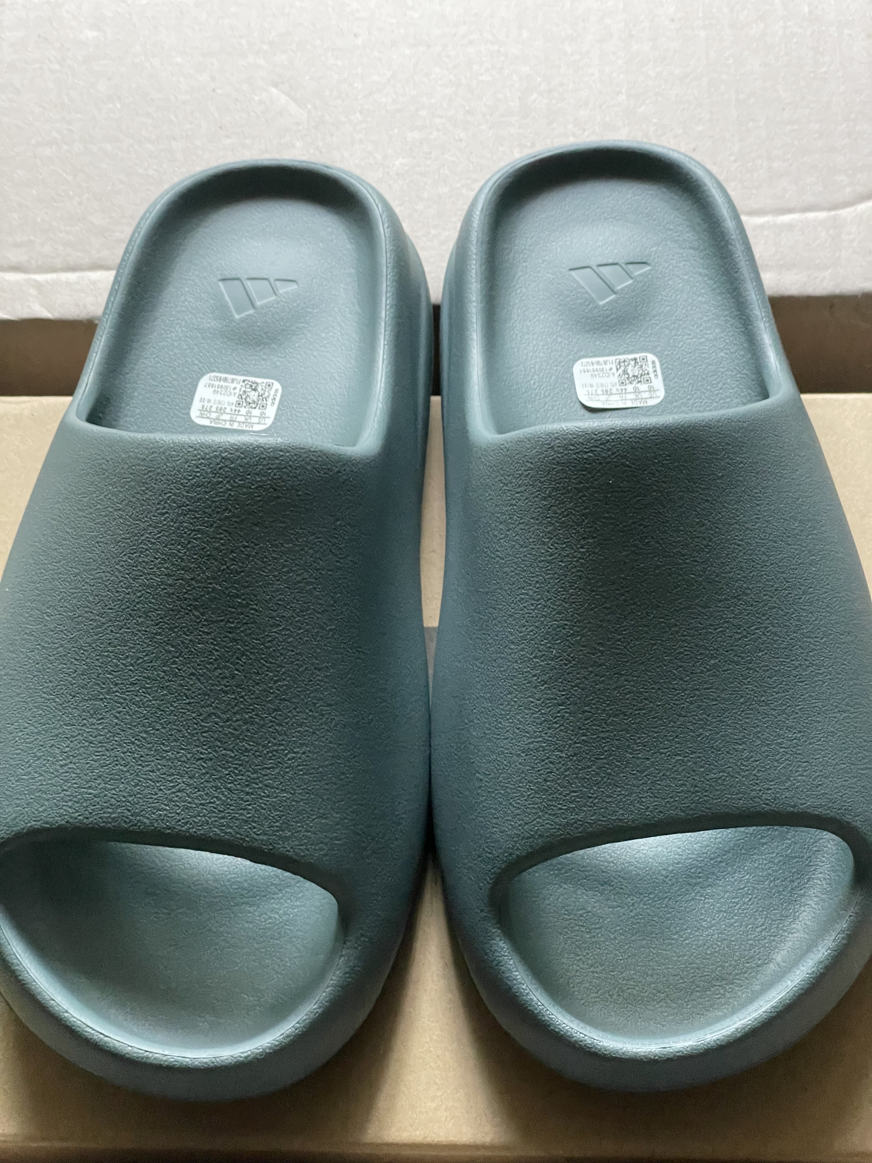 Adidas Yeezy Slide Slate Marine 착용 스타일 - 3