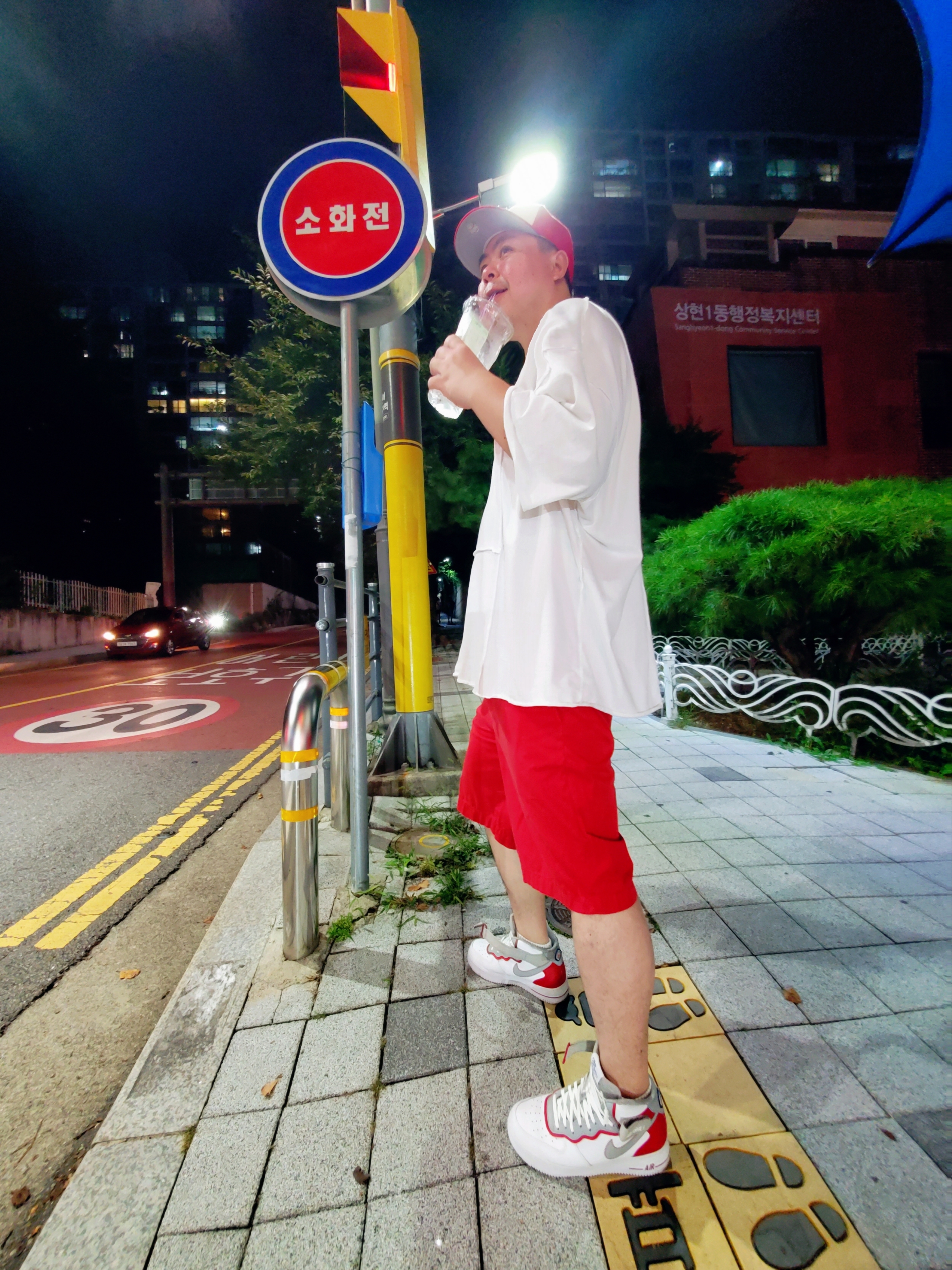 Nike Air Force 1 Mid '07 LV8 Athletic Club White Gym Red 착용 스타일