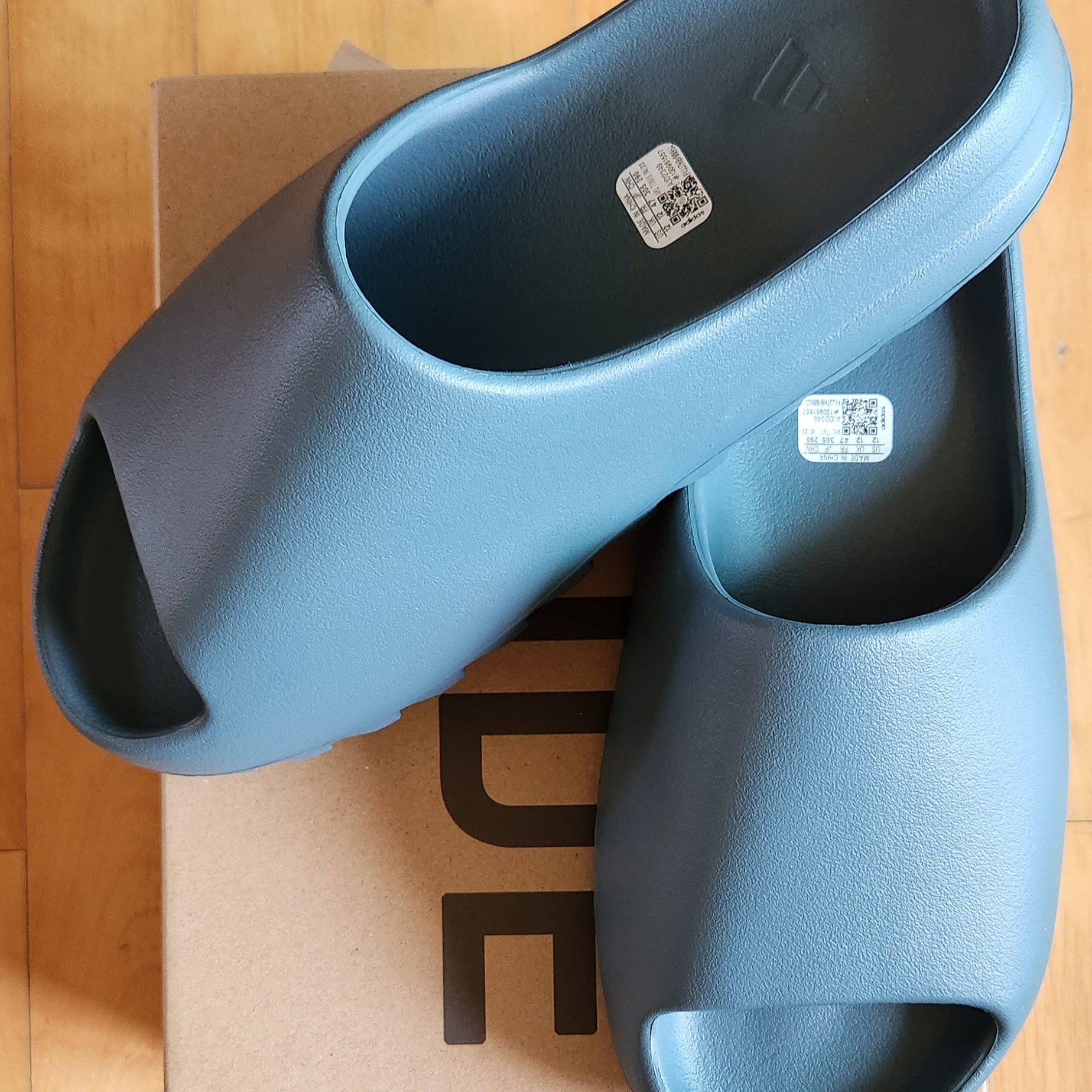 Adidas Yeezy Slide Slate Marine 착용 스타일 - 1
