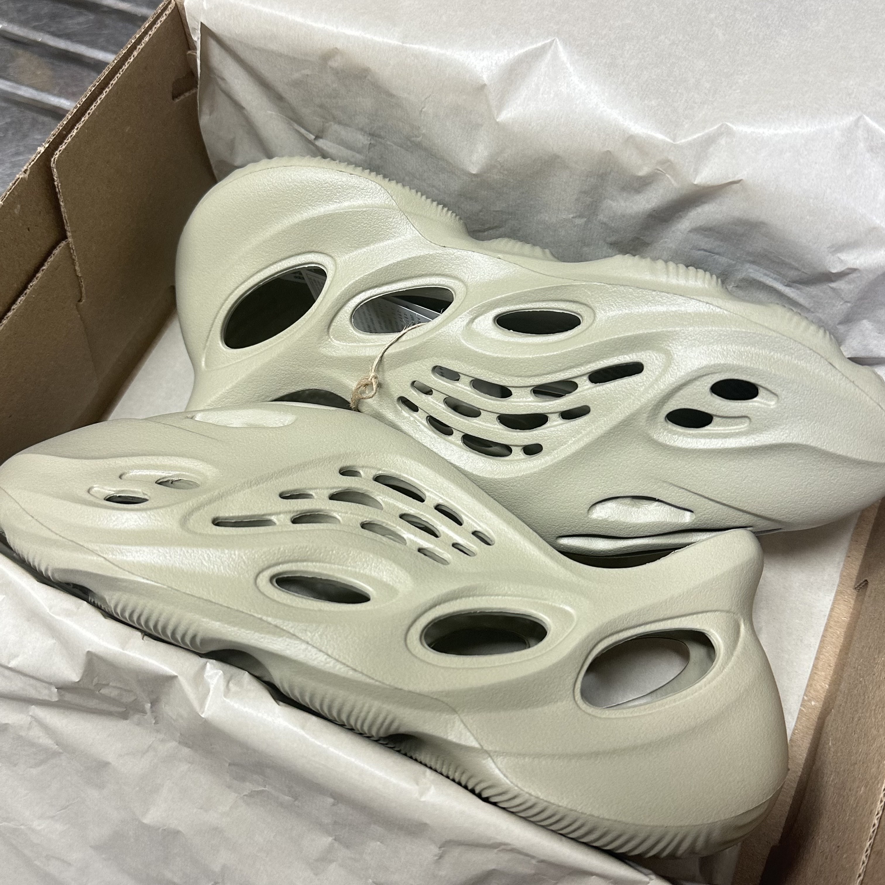 Adidas Yeezy Foam RNNR Stone Salt 착용 스타일