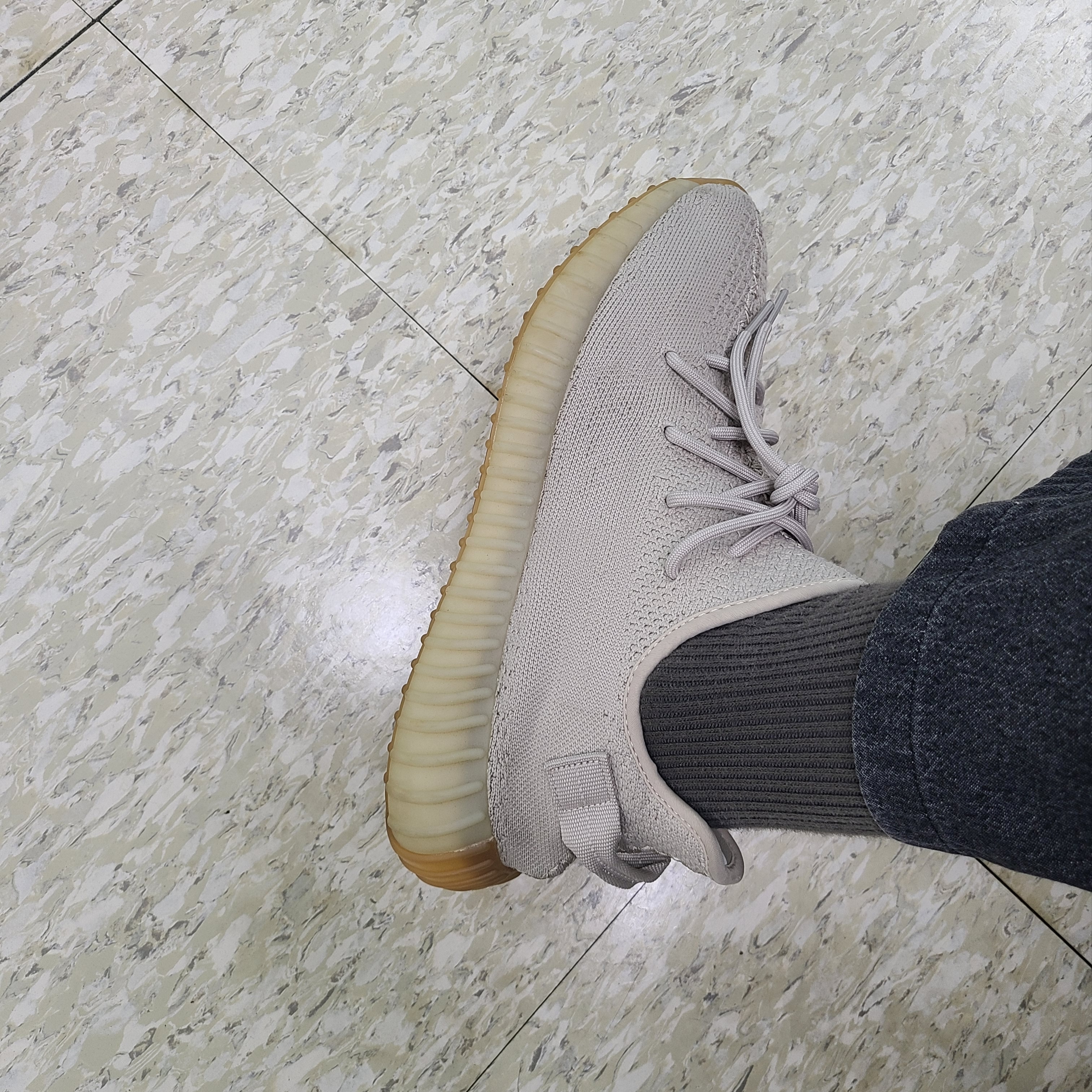 Adidas Yeezy Boost 350 V2 Sesame 2022 착용 스타일 - 5