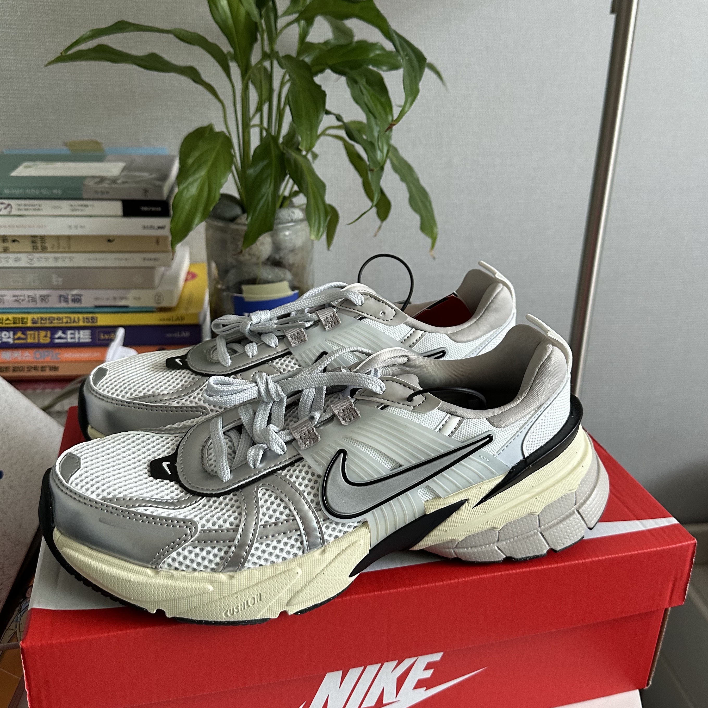 Nike V2K Run Summit White Metallic Silver 착용 스타일