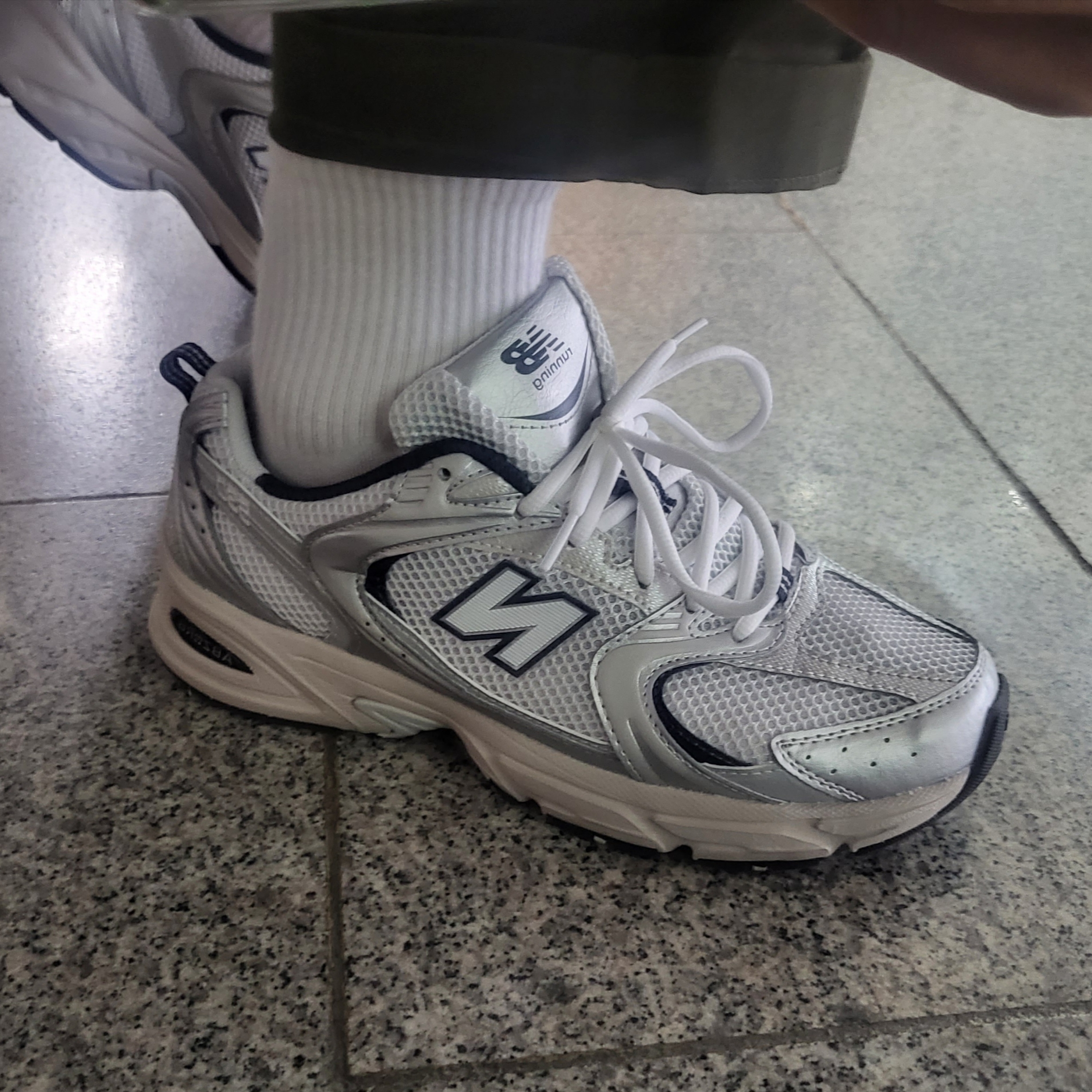 New Balance 530 Steel Grey 착용 스타일