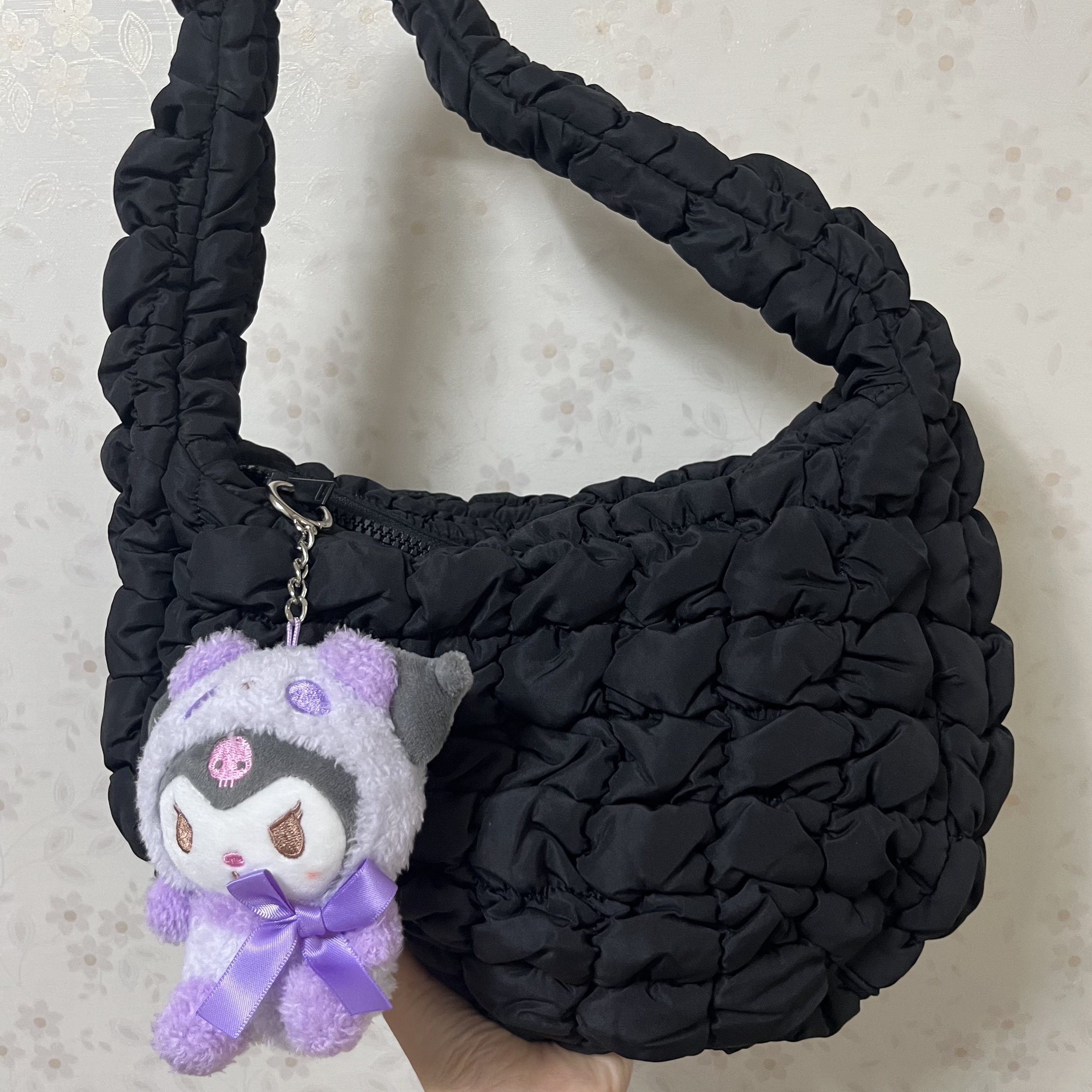 COS Quilted Oversized Shoulder Bag Off White Light Beige, COS Quilted Mini Bag Black 착용 스타일 - 2