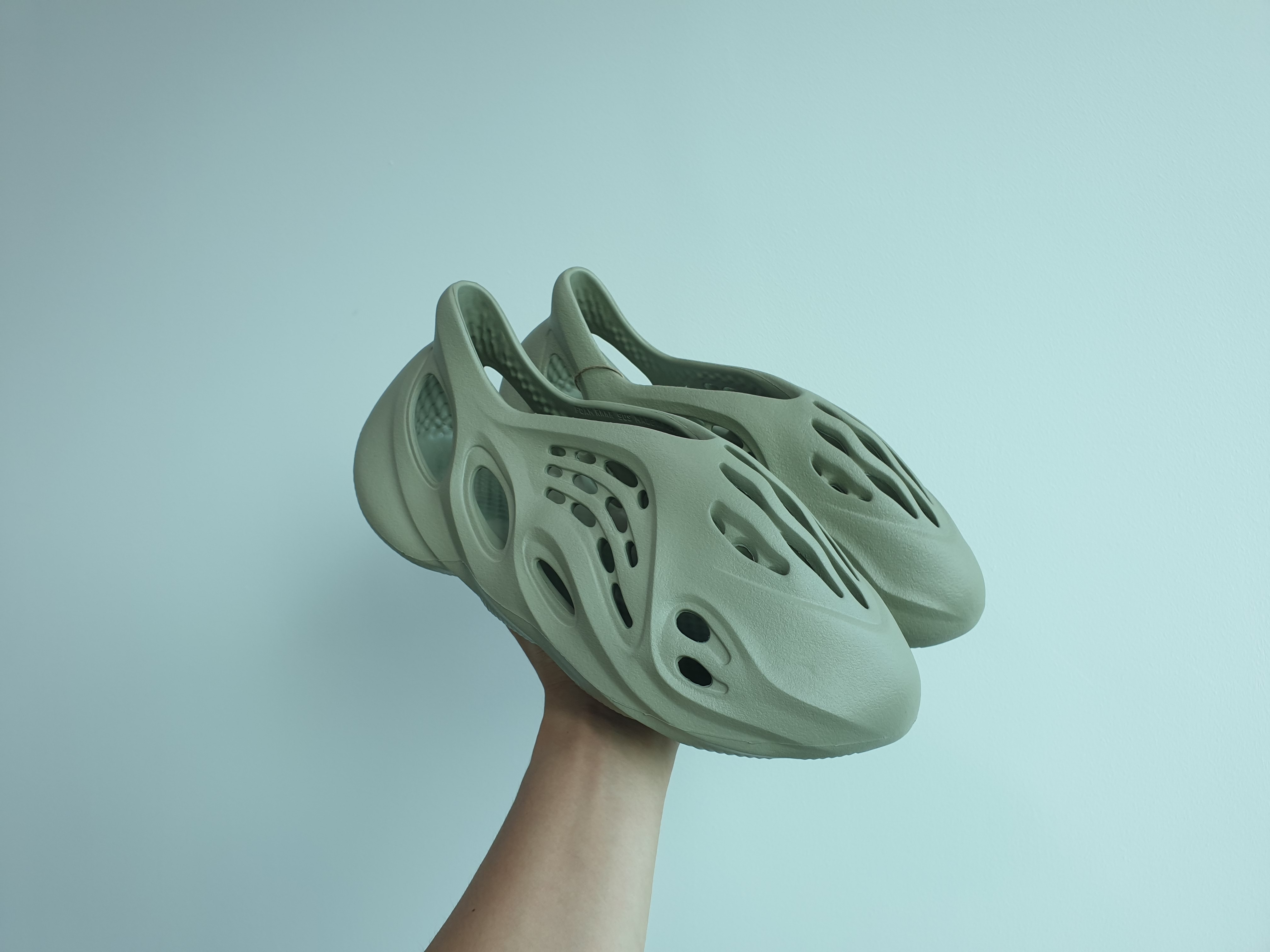 Adidas Yeezy Foam RNNR Stone Salt 착용 스타일 - 3