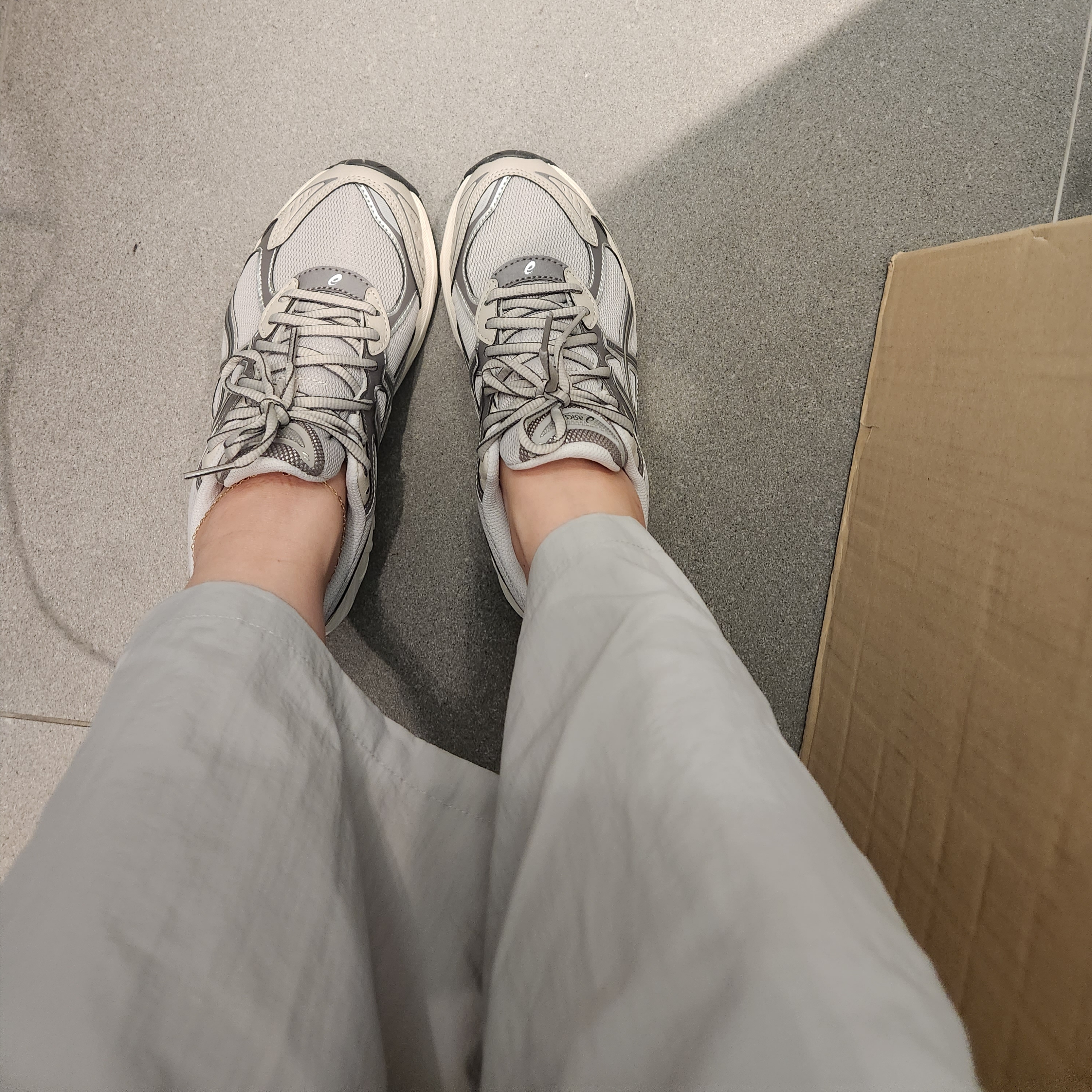 Asics GT-2160 Oyster Grey Carbon 착용 스타일 - 1